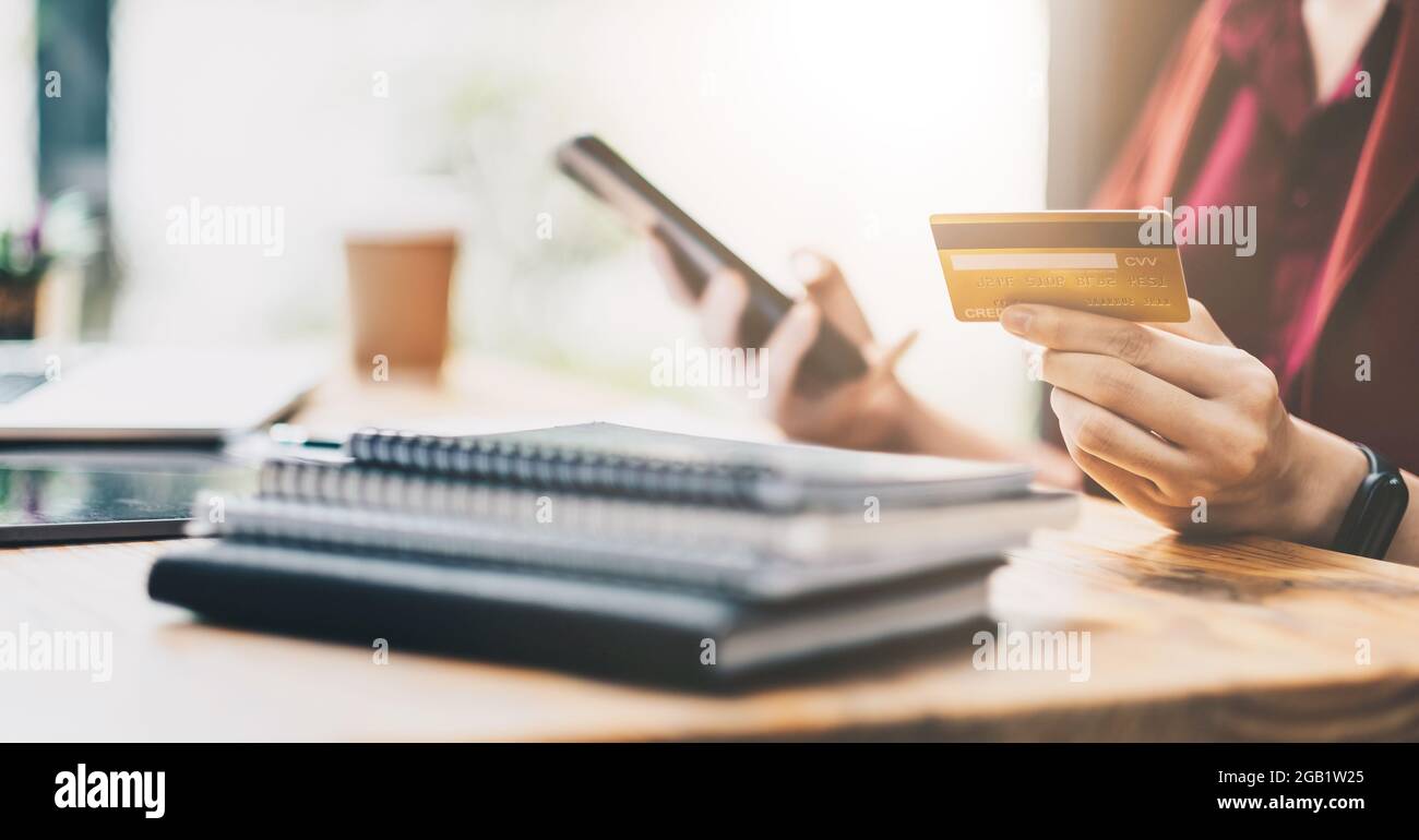 Femme utilisant une carte de crédit et un téléphone mobile pour les achats en ligne et le paiement par Internet via l'application bancaire mobile Banque D'Images