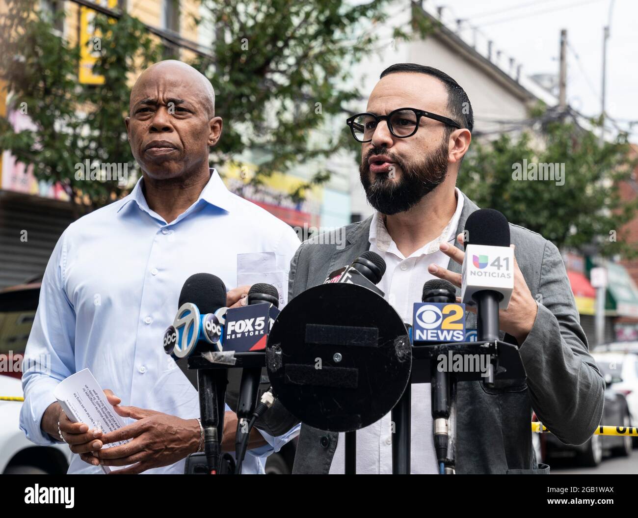 New York, NY - le 1er août 2021 : Francisco Moya, membre du conseil municipal, s'adresse aux médias avec le candidat du Parti démocratique, Eric Adams, sur la 37e avenue dans le Queens, où 10 personnes ont été abattus la nuit précédente Banque D'Images