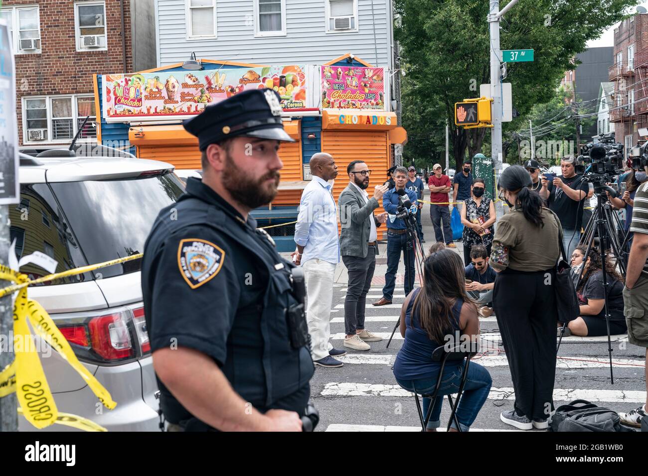 New York, NY - le 1er août 2021 : Francisco Moya, membre du conseil municipal, s'adresse aux médias avec le candidat du Parti démocratique, Eric Adams, sur la 37e avenue dans le Queens, où 10 personnes ont été abattus la nuit précédente Banque D'Images