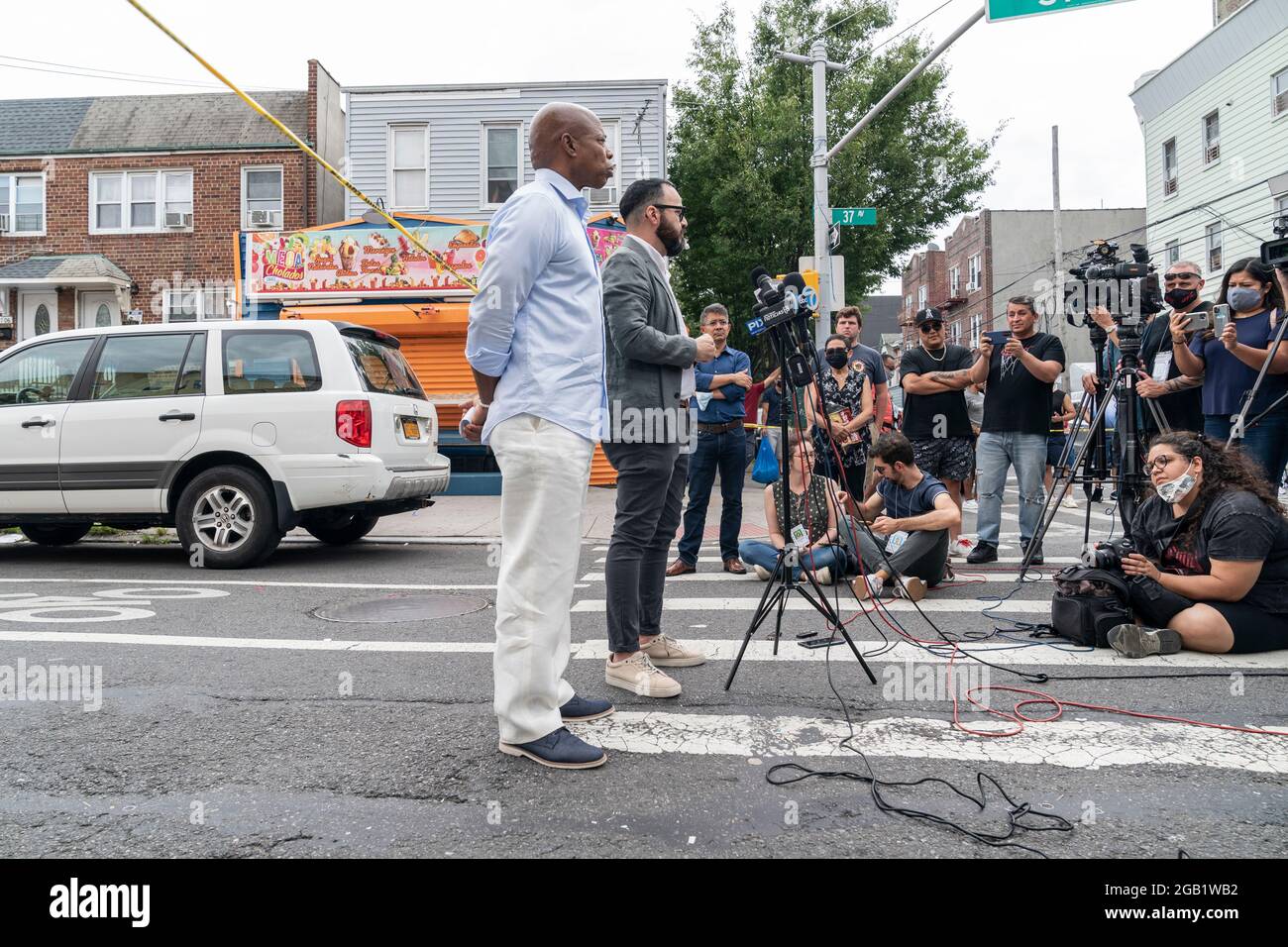 New York, NY - le 1er août 2021 : Francisco Moya, membre du conseil municipal, s'adresse aux médias avec le candidat du Parti démocratique, Eric Adams, sur la 37e avenue dans le Queens, où 10 personnes ont été abattus la nuit précédente Banque D'Images