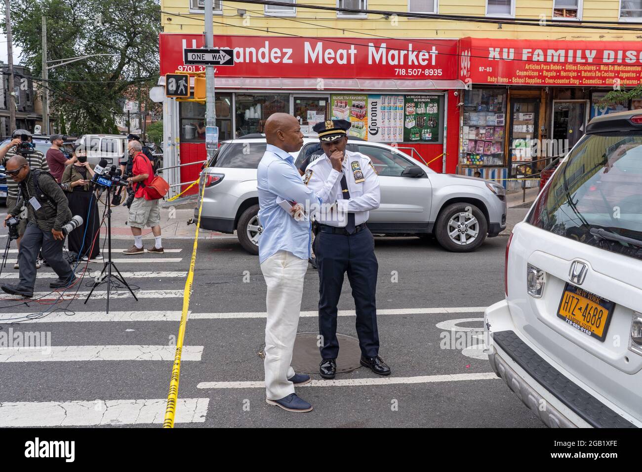 NEW YORK, NY - 01 AOÛT : le chef de département Rodney Harrison s'entretient avec le candidat démocrate de New York et le président de Brooklyn Borough Eric Adams le 1er août 2021 à New York. Le candidat démocrate à la mairie de New York et le président du quartier de Brooklyn, Eric Adams, et le membre du Conseil, Francisco Moya, ont tenu une conférence de presse l'après-midi suivant la fusillade nocturne du 31 juillet 2021 liée à des gangs sur 37 Avenue dans le quartier de Corona, dans le Queens, qui a blessé au moins 10 personnes pour exiger l'action. Crédit : Ron Adar/Alay Live News Banque D'Images