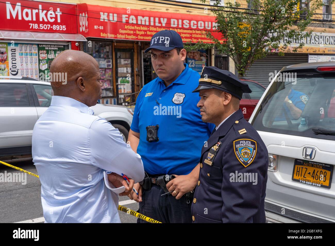 NEW YORK, NY - 01 AOÛT : le candidat démocrate de New York City et le président du quartier de Brooklyn, Eric Adams, s'entretient avec les officiers du quartier 115 le 1er août 2021 à New York. Le candidat démocrate à la mairie de New York et le président du quartier de Brooklyn, Eric Adams, et le membre du Conseil, Francisco Moya, ont tenu une conférence de presse l'après-midi suivant la fusillade nocturne du 31 juillet 2021 liée à des gangs sur 37 Avenue dans le quartier de Corona, dans le Queens, qui a blessé au moins 10 personnes pour exiger l'action. Crédit : Ron Adar/Alay Live News Banque D'Images