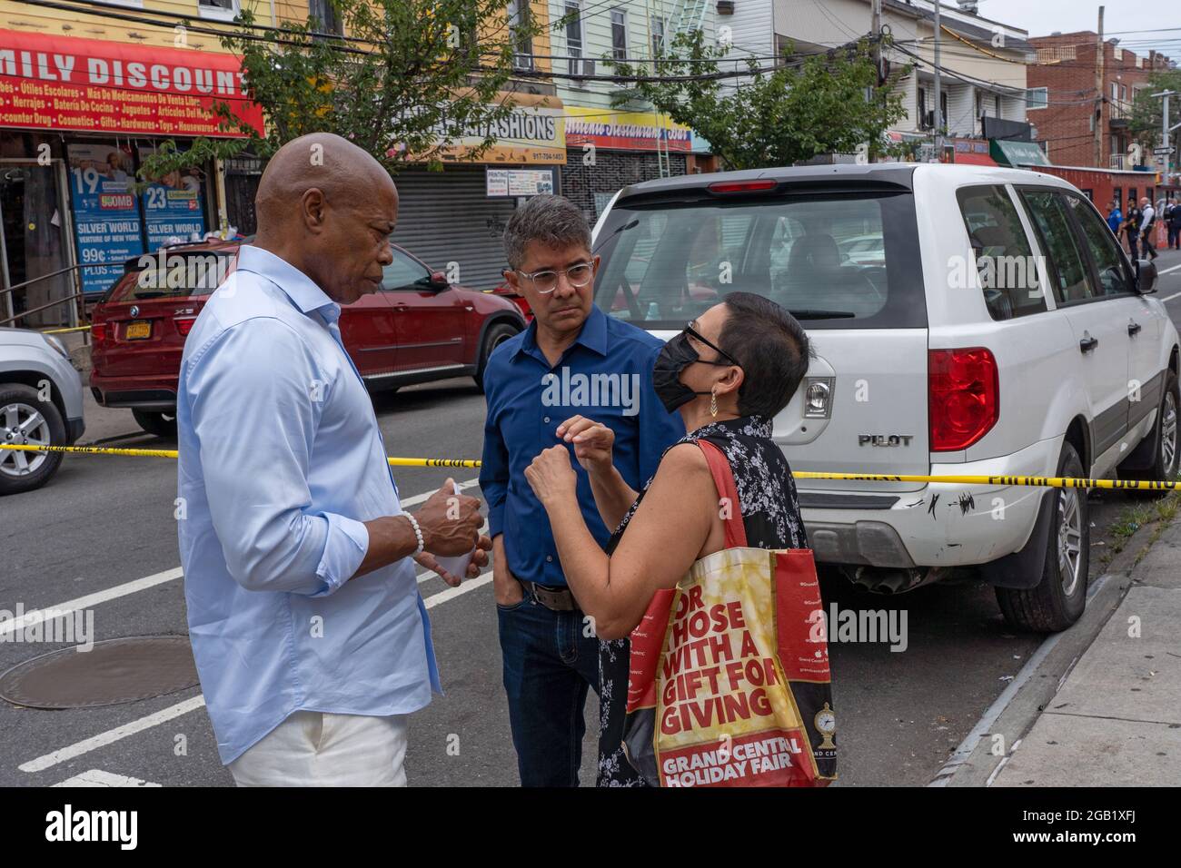 NEW YORK, NY - AOÛT 01 : le candidat démocrate de New York City et le président du quartier de Brooklyn, Eric Adams, s'entretient avec une femme qui a perdu son fils dans le même quartier il y a 30 ans, le 1er août 2021 à New York. Le candidat démocrate à la mairie de New York et le président du quartier de Brooklyn, Eric Adams, et le membre du Conseil, Francisco Moya, ont tenu une conférence de presse l'après-midi suivant la fusillade nocturne du 31 juillet 2021 liée à des gangs sur 37 Avenue dans le quartier de Corona, dans le Queens, qui a blessé au moins 10 personnes pour exiger l'action. Crédit : Ron Adar/Alay Live News Banque D'Images