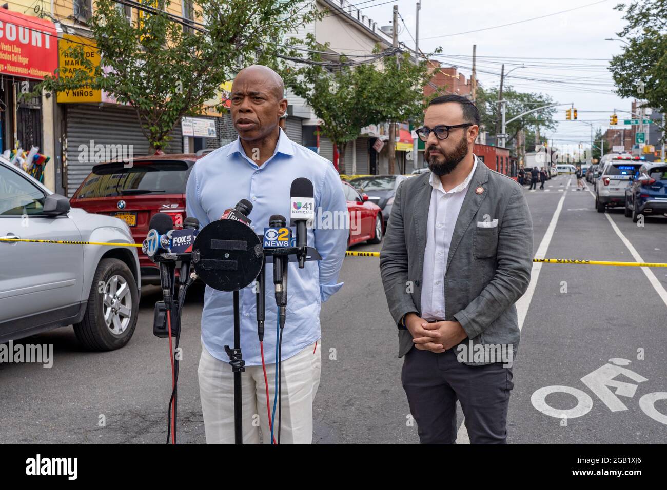 NEW YORK, NY - 01 AOÛT : le candidat démocrate de New York City et le président du quartier de Brooklyn, Eric Adams, s'exprime lors d'une conférence de presse le 1er août 2021 à New York. Le candidat démocrate à la mairie de New York et le président du quartier de Brooklyn, Eric Adams, et le membre du Conseil, Francisco Moya, ont tenu une conférence de presse l'après-midi suivant la fusillade nocturne du 31 juillet 2021 liée à des gangs sur 37 Avenue dans le quartier de Corona, dans le Queens, qui a blessé au moins 10 personnes pour exiger l'action. Crédit : Ron Adar/Alay Live News Banque D'Images