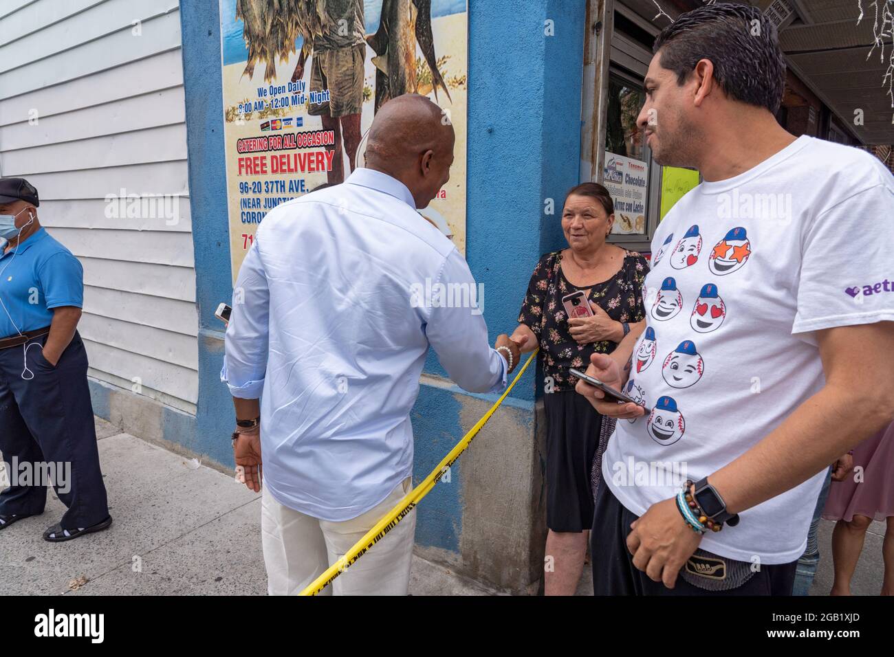 NEW YORK, NY - 01 AOÛT : le candidat démocrate de New York City et le président du quartier de Brooklyn, Eric Adams, accueillent les résidents le 1er août 2021 à New York. Le candidat démocrate à la mairie de New York et le président du quartier de Brooklyn, Eric Adams, et le membre du Conseil, Francisco Moya, ont tenu une conférence de presse l'après-midi suivant la fusillade nocturne du 31 juillet 2021 liée à des gangs sur 37 Avenue dans le quartier de Corona, dans le Queens, qui a blessé au moins 10 personnes pour exiger l'action. Crédit : Ron Adar/Alay Live News Banque D'Images