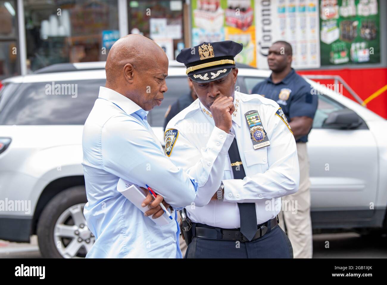 NEW YORK, NY - 01 AOÛT : le chef de département Rodney Harrison s'entretient avec le candidat démocrate de New York et le président de Brooklyn Borough Eric Adams le 1er août 2021 à New York. Le candidat démocrate à la mairie de New York et le président du quartier de Brooklyn, Eric Adams, et le membre du Conseil, Francisco Moya, ont tenu une conférence de presse l'après-midi suivant la fusillade nocturne du 31 juillet 2021 liée à des gangs sur 37 Avenue dans le quartier de Corona, dans le Queens, qui a blessé au moins 10 personnes pour exiger l'action. Crédit : Ron Adar/Alay Live News Banque D'Images