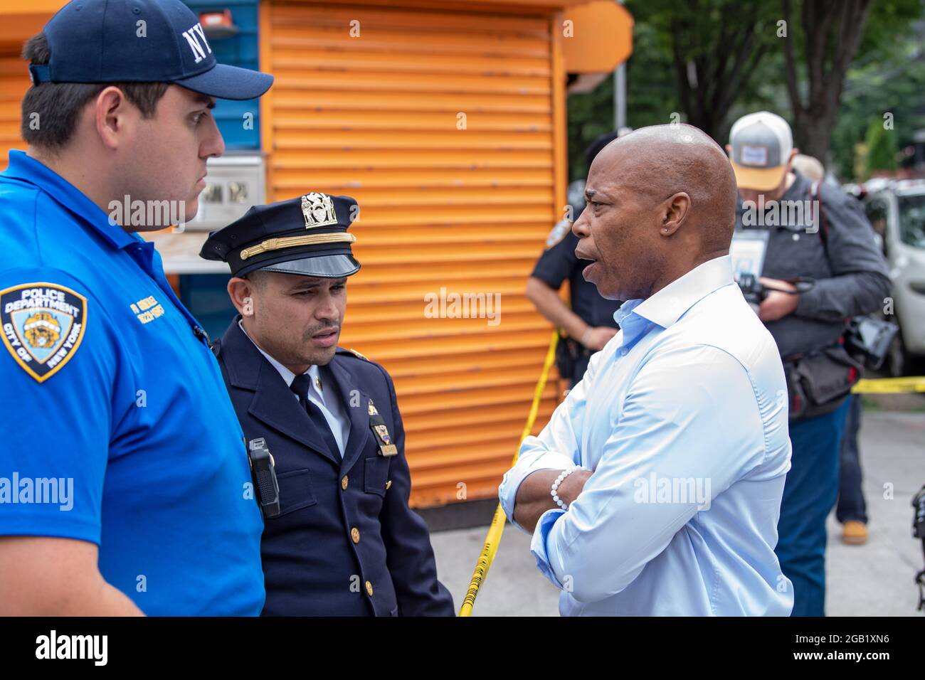 NEW YORK, NY - 01 AOÛT : le candidat démocrate de New York City et le président du quartier de Brooklyn, Eric Adams, s'entretient avec les officiers du quartier 115 le 1er août 2021 à New York. Le candidat démocrate à la mairie de New York et le président du quartier de Brooklyn, Eric Adams, et le membre du Conseil, Francisco Moya, ont tenu une conférence de presse l'après-midi suivant la fusillade nocturne du 31 juillet 2021 liée à des gangs sur 37 Avenue dans le quartier de Corona, dans le Queens, qui a blessé au moins 10 personnes pour exiger l'action. Crédit : Ron Adar/Alay Live News Banque D'Images