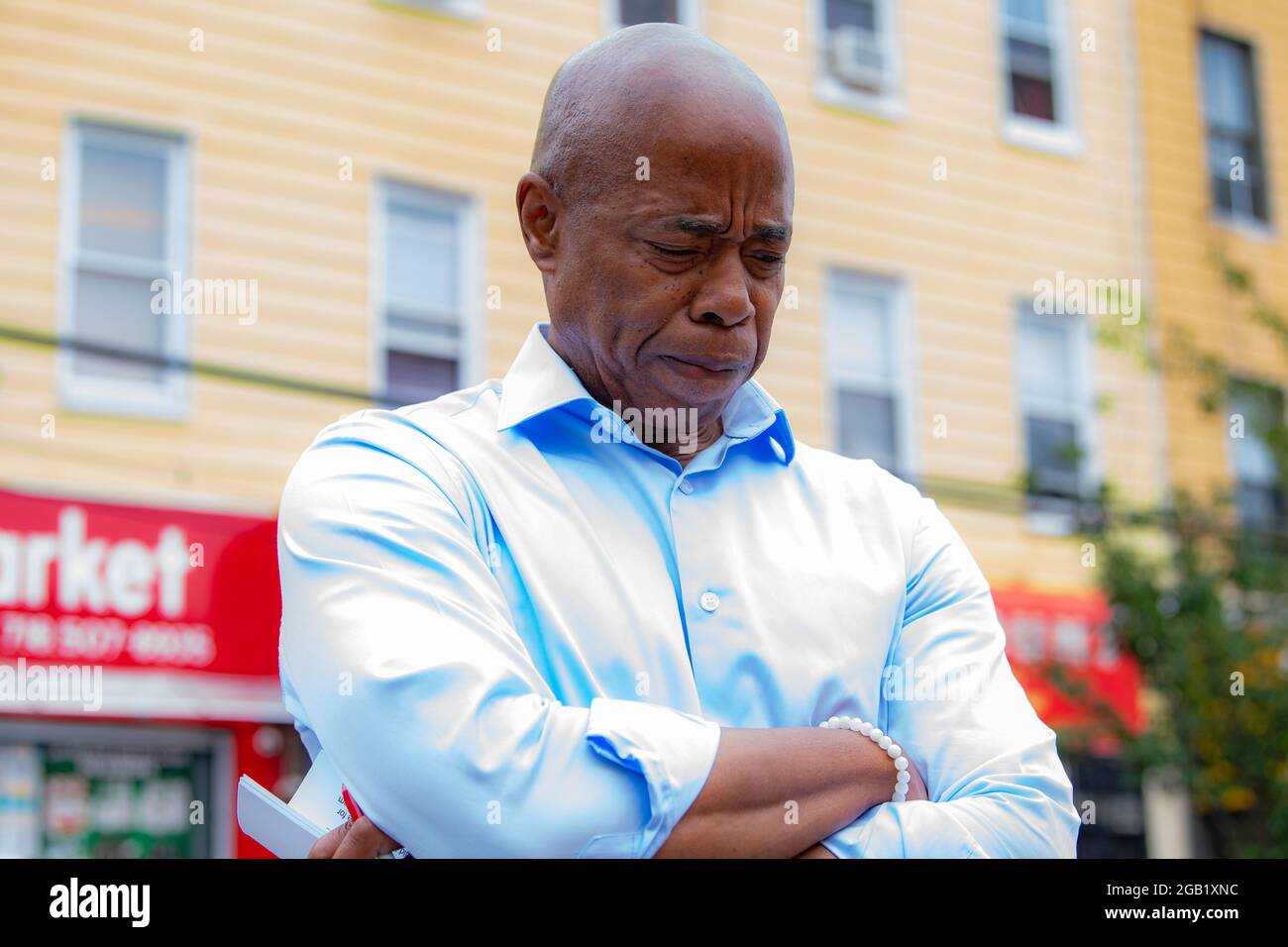 NEW YORK, NY - 01 AOÛT : le candidat démocrate de New York City et le président du quartier de Brooklyn, Eric Adams, semblent secoués par le mépris pour la vie le 1er août 2021 à New York City. Le candidat démocrate à la mairie de New York et le président du quartier de Brooklyn, Eric Adams, et le membre du Conseil, Francisco Moya, ont tenu une conférence de presse l'après-midi suivant la fusillade nocturne du 31 juillet 2021 liée à des gangs sur 37 Avenue dans le quartier de Corona, dans le Queens, qui a blessé au moins 10 personnes pour exiger l'action. Crédit : Ron Adar/Alay Live News Banque D'Images