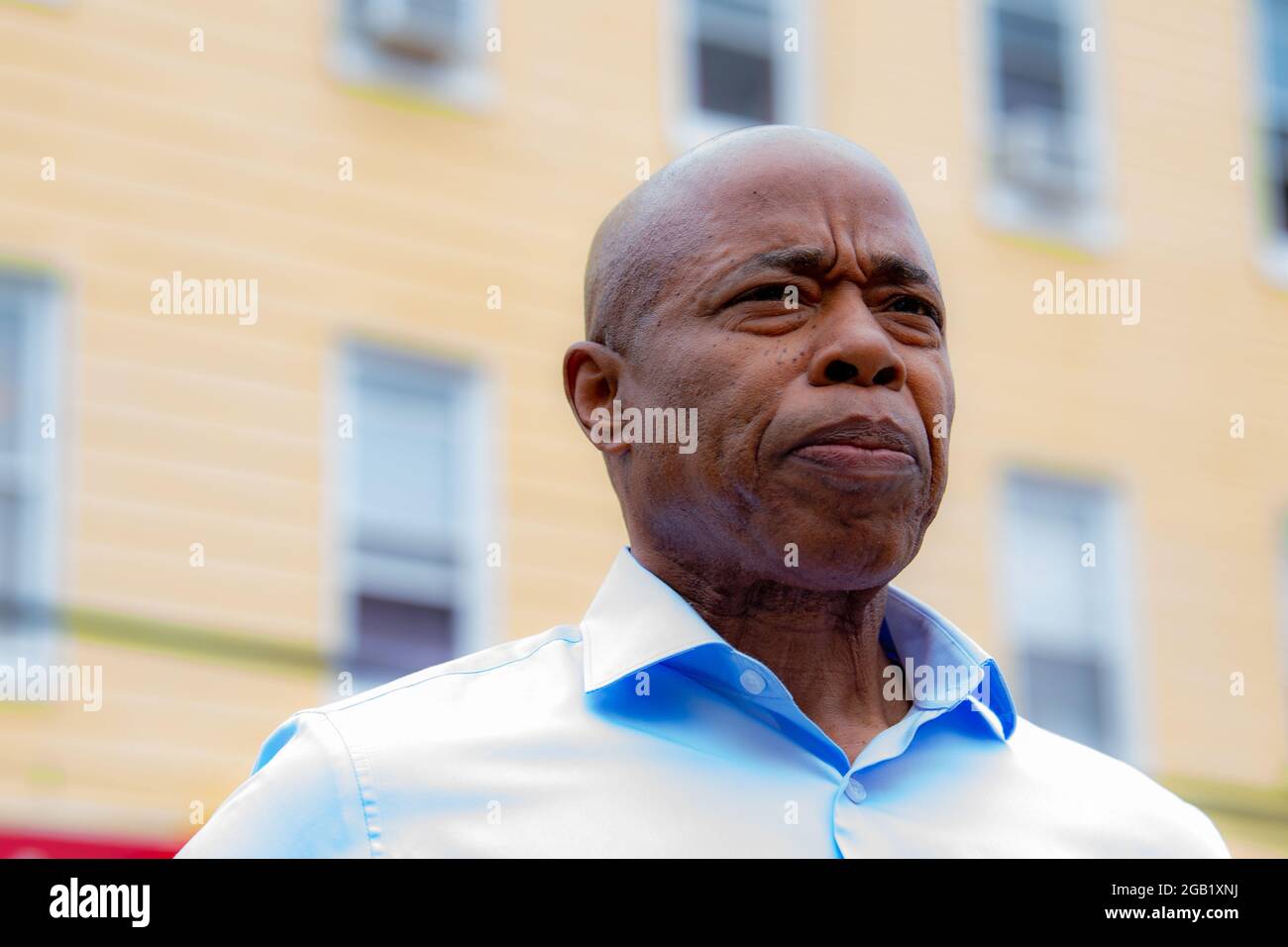 NEW YORK, NY - 01 AOÛT : le candidat démocrate de New York City et le président du quartier de Brooklyn, Eric Adams, s'exprime lors d'une conférence de presse le 1er août 2021 à New York. Le candidat démocrate à la mairie de New York et le président du quartier de Brooklyn, Eric Adams, et le membre du Conseil, Francisco Moya, ont tenu une conférence de presse l'après-midi suivant la fusillade nocturne du 31 juillet 2021 liée à des gangs sur 37 Avenue dans le quartier de Corona, dans le Queens, qui a blessé au moins 10 personnes pour exiger l'action. Crédit : Ron Adar/Alay Live News Banque D'Images