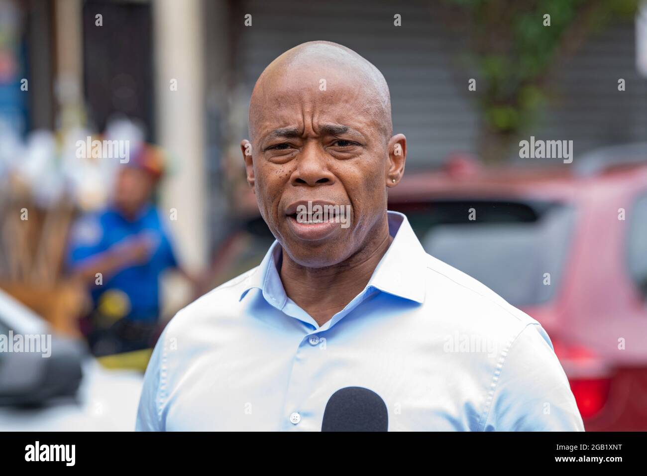 NEW YORK, NY - 01 AOÛT : le candidat démocrate de New York City et le président du quartier de Brooklyn, Eric Adams, s'exprime lors d'une conférence de presse le 1er août 2021 à New York. Le candidat démocrate à la mairie de New York et le président du quartier de Brooklyn, Eric Adams, et le membre du Conseil, Francisco Moya, ont tenu une conférence de presse l'après-midi suivant la fusillade nocturne du 31 juillet 2021 liée à des gangs sur 37 Avenue dans le quartier de Corona, dans le Queens, qui a blessé au moins 10 personnes pour exiger l'action. Crédit : Ron Adar/Alay Live News Banque D'Images
