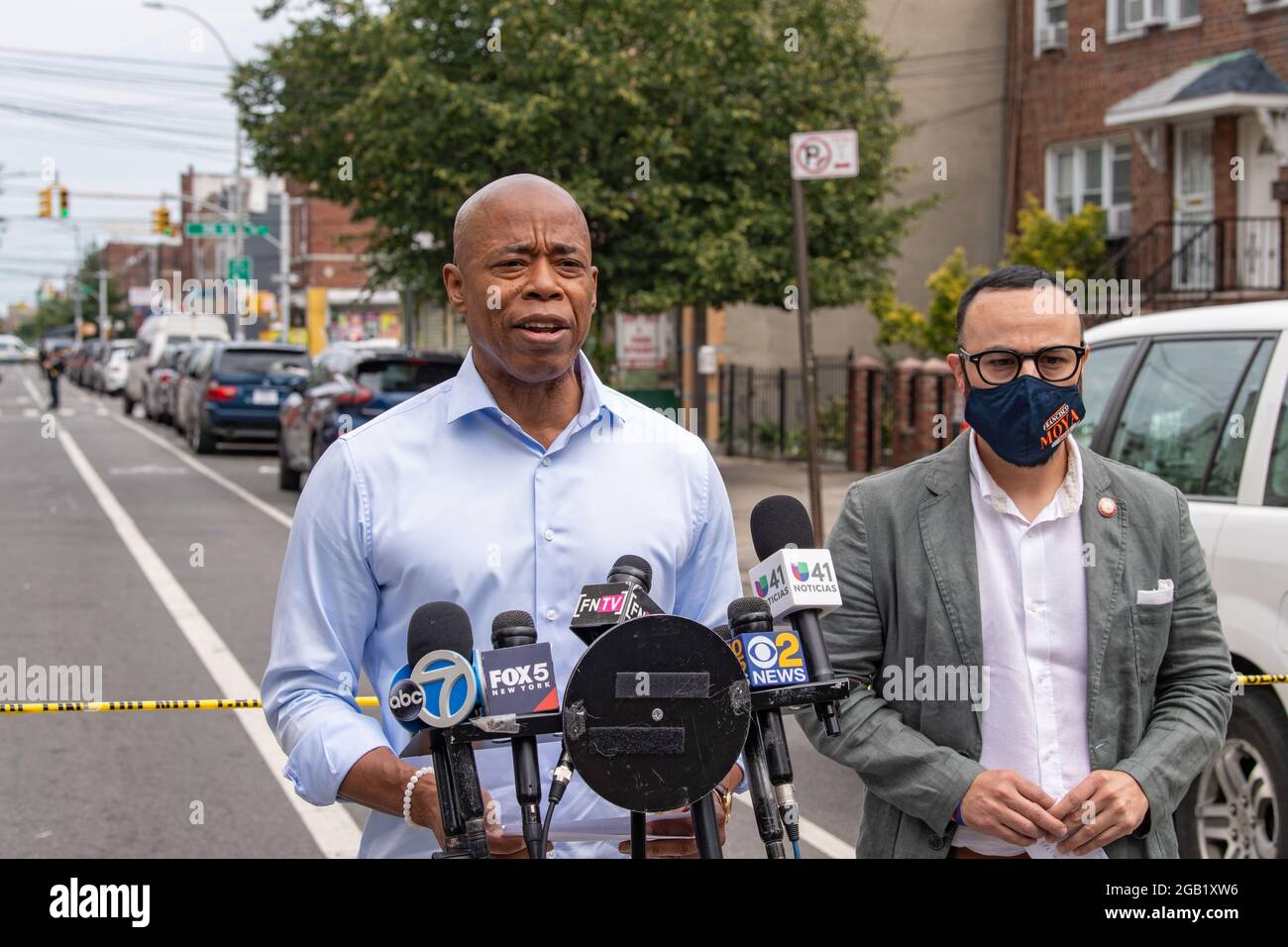 NEW YORK, NY - 01 AOÛT : le candidat démocrate de New York City et le président du quartier de Brooklyn, Eric Adams, s'exprime lors d'une conférence de presse le 1er août 2021 à New York. Le candidat démocrate à la mairie de New York et le président du quartier de Brooklyn, Eric Adams, et le membre du Conseil, Francisco Moya, ont tenu une conférence de presse l'après-midi suivant la fusillade nocturne du 31 juillet 2021 liée à des gangs sur 37 Avenue dans le quartier de Corona, dans le Queens, qui a blessé au moins 10 personnes pour exiger l'action. Crédit : Ron Adar/Alay Live News Banque D'Images