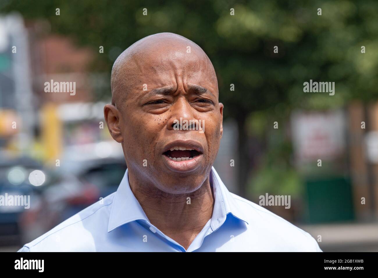 NEW YORK, NY - 01 AOÛT : le candidat démocrate de New York City et le président du quartier de Brooklyn, Eric Adams, s'exprime lors d'une conférence de presse le 1er août 2021 à New York. Le candidat démocrate à la mairie de New York et le président du quartier de Brooklyn, Eric Adams, et le membre du Conseil, Francisco Moya, ont tenu une conférence de presse l'après-midi suivant la fusillade nocturne du 31 juillet 2021 liée à des gangs sur 37 Avenue dans le quartier de Corona, dans le Queens, qui a blessé au moins 10 personnes pour exiger l'action. Crédit : Ron Adar/Alay Live News Banque D'Images