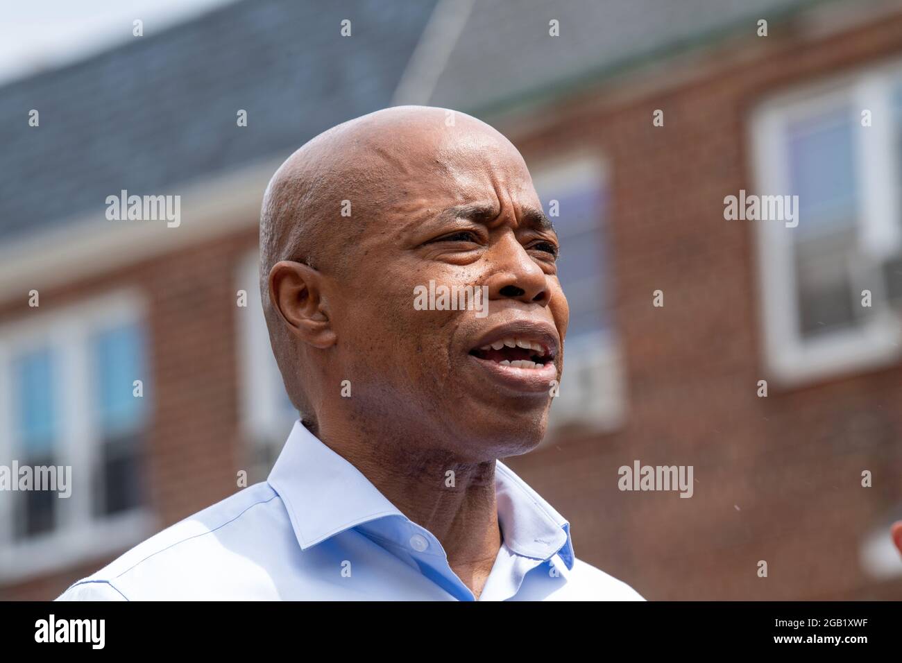 NEW YORK, NY - 01 AOÛT : le candidat démocrate de New York City et le président du quartier de Brooklyn, Eric Adams, s'exprime lors d'une conférence de presse le 1er août 2021 à New York. Le candidat démocrate à la mairie de New York et le président du quartier de Brooklyn, Eric Adams, et le membre du Conseil, Francisco Moya, ont tenu une conférence de presse l'après-midi suivant la fusillade nocturne du 31 juillet 2021 liée à des gangs sur 37 Avenue dans le quartier de Corona, dans le Queens, qui a blessé au moins 10 personnes pour exiger l'action. Crédit : Ron Adar/Alay Live News Banque D'Images
