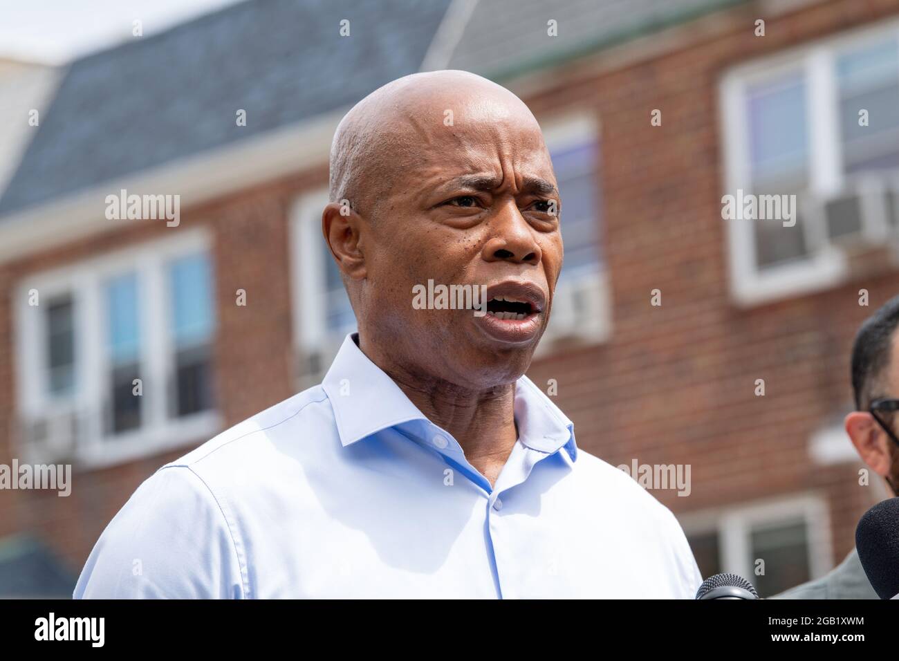NEW YORK, NY - 01 AOÛT : le candidat démocrate de New York City et le président du quartier de Brooklyn, Eric Adams, s'exprime lors d'une conférence de presse le 1er août 2021 à New York. Le candidat démocrate à la mairie de New York et le président du quartier de Brooklyn, Eric Adams, et le membre du Conseil, Francisco Moya, ont tenu une conférence de presse l'après-midi suivant la fusillade nocturne du 31 juillet 2021 liée à des gangs sur 37 Avenue dans le quartier de Corona, dans le Queens, qui a blessé au moins 10 personnes pour exiger l'action. Crédit : Ron Adar/Alay Live News Banque D'Images