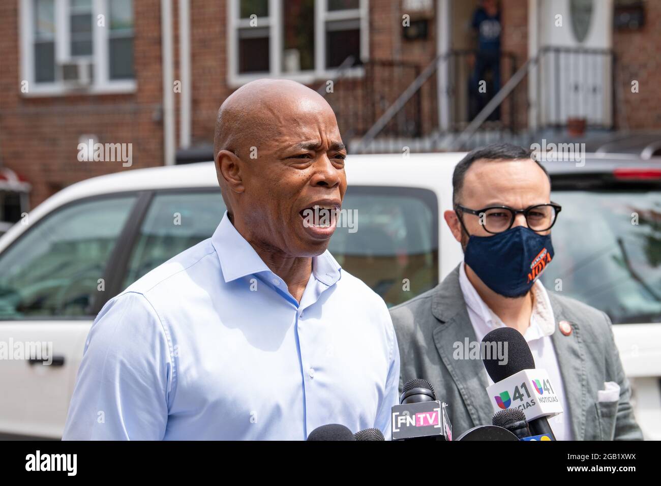 NEW YORK, NY - 01 AOÛT : le candidat démocrate de New York City et le président du quartier de Brooklyn, Eric Adams, s'exprime lors d'une conférence de presse le 1er août 2021 à New York. Le candidat démocrate à la mairie de New York et le président du quartier de Brooklyn, Eric Adams, et le membre du Conseil, Francisco Moya, ont tenu une conférence de presse l'après-midi suivant la fusillade nocturne du 31 juillet 2021 liée à des gangs sur 37 Avenue dans le quartier de Corona, dans le Queens, qui a blessé au moins 10 personnes pour exiger l'action. Crédit : Ron Adar/Alay Live News Banque D'Images