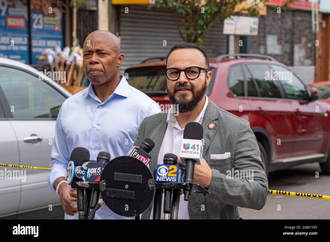 NEW YORK, NY - 01 AOÛT : le membre du Conseil, Francisco Moya, prend la parole lors d'une conférence de presse le 1er août 2021 à New York. Le candidat démocrate à la mairie de New York et le président du quartier de Brooklyn, Eric Adams, et le membre du Conseil, Francisco Moya, ont tenu une conférence de presse l'après-midi suivant la fusillade nocturne du 31 juillet 2021 liée à des gangs sur 37 Avenue dans le quartier de Corona, dans le Queens, qui a blessé au moins 10 personnes pour exiger l'action. Crédit : Ron Adar/Alay Live News Banque D'Images