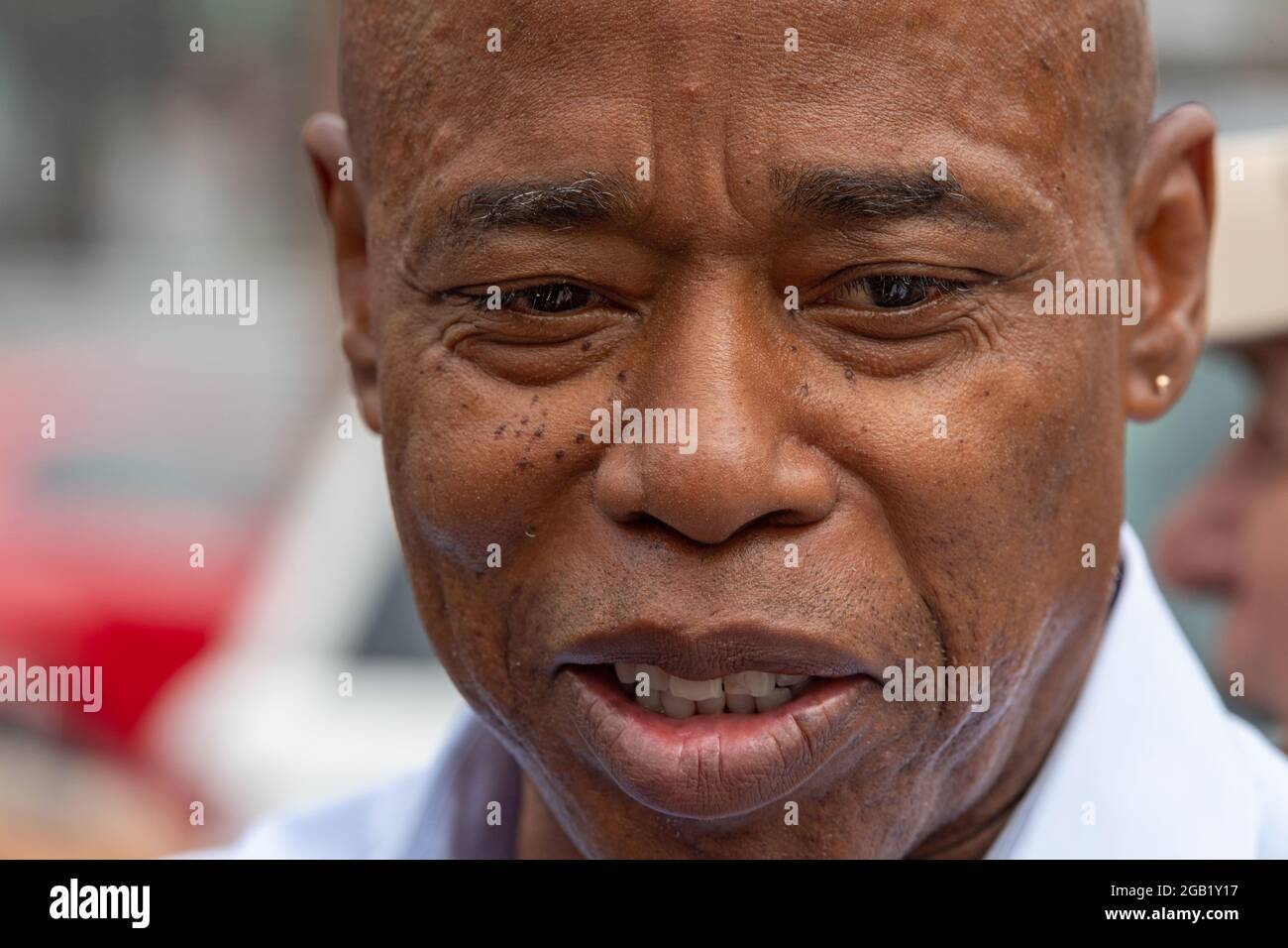 NEW YORK, NY - 01 AOÛT : le candidat démocrate de New York City et le président du quartier de Brooklyn, Eric Adams, accueillent les résidents le 1er août 2021 à New York. Le candidat démocrate à la mairie de New York et le président du quartier de Brooklyn, Eric Adams, et le membre du Conseil, Francisco Moya, ont tenu une conférence de presse l'après-midi suivant la fusillade nocturne du 31 juillet 2021 liée à des gangs sur 37 Avenue dans le quartier de Corona, dans le Queens, qui a blessé au moins 10 personnes pour exiger l'action. Crédit : Ron Adar/Alay Live News Banque D'Images