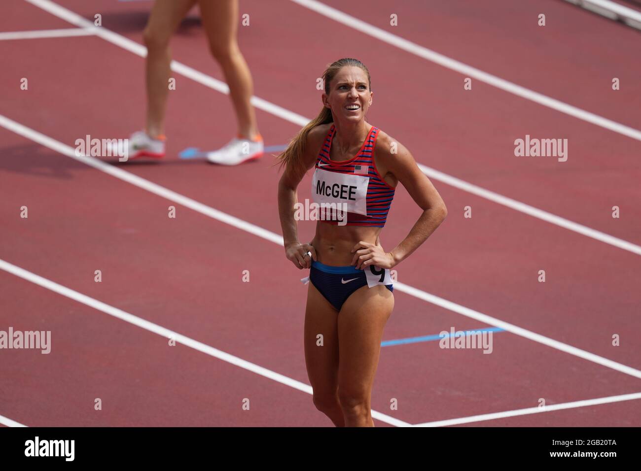 2 août 2021; Stade Olympique, Tokyo, Japon: Tokyo 2020 Jeux Olympiques d'été jour 10; Womens 1500m qualifications chauffes: McGee Cory Ann des Etats-Unis regarde le tableau de bord pour se rendre compte qu'elle a manqué la qualification Banque D'Images