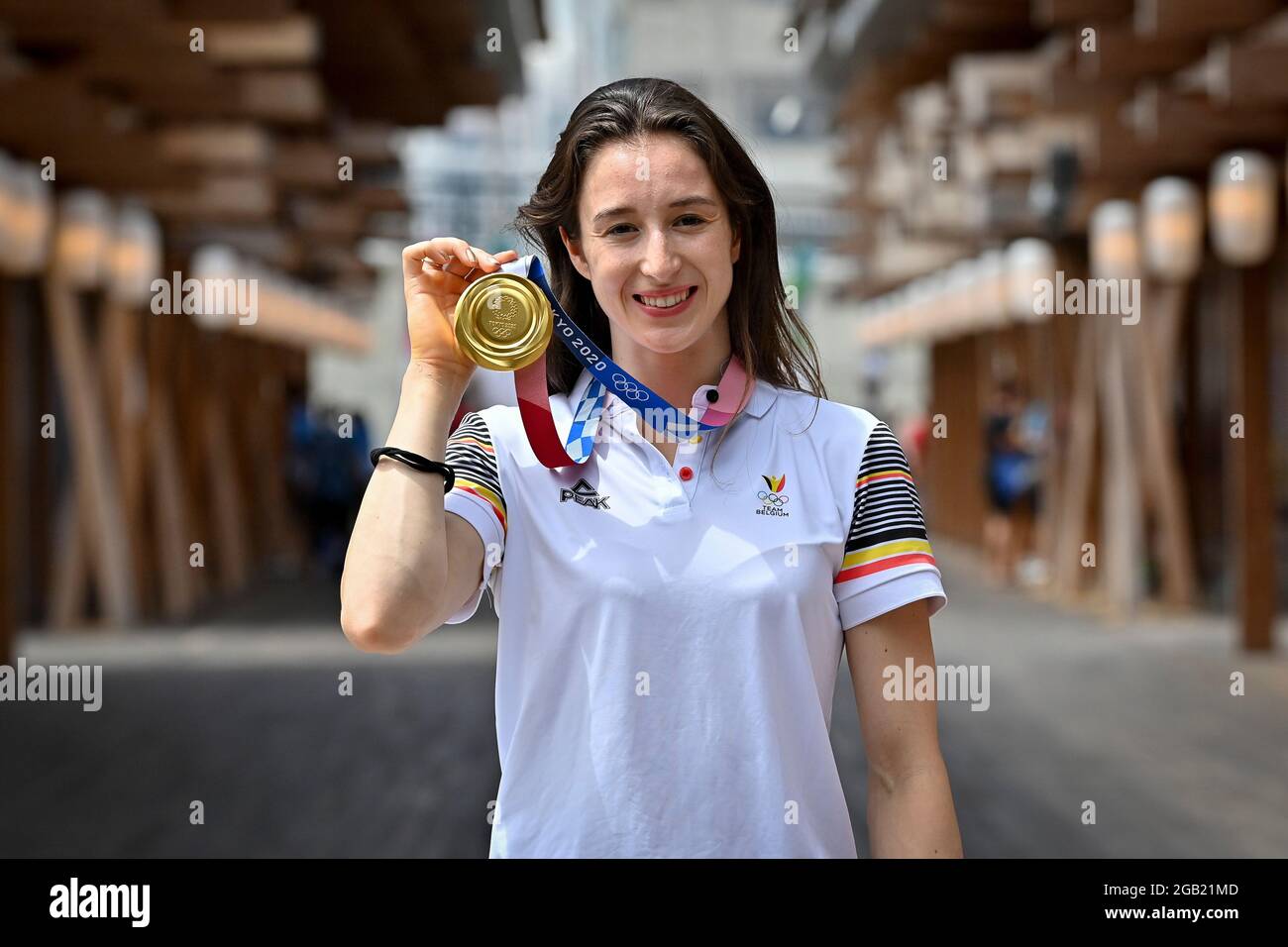 La Belge Nina Derwael pose pour la photographe avec sa médaille d'or le jour 11 des 'Jeux Olympiques de Tokyo 2020' à Tokyo, Japon, le lundi 02 août 20 Banque D'Images