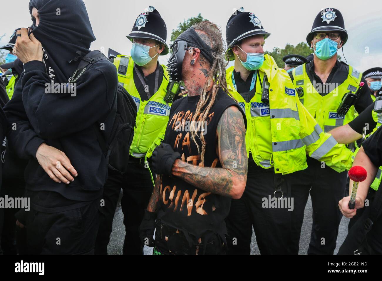 Un manifestant porte un masque de style Mad Max complet pendant la  démonstration. Des manifestants de tout le pays se sont joints au Camp  Beagle pour offrir leur soutien et se souvenir