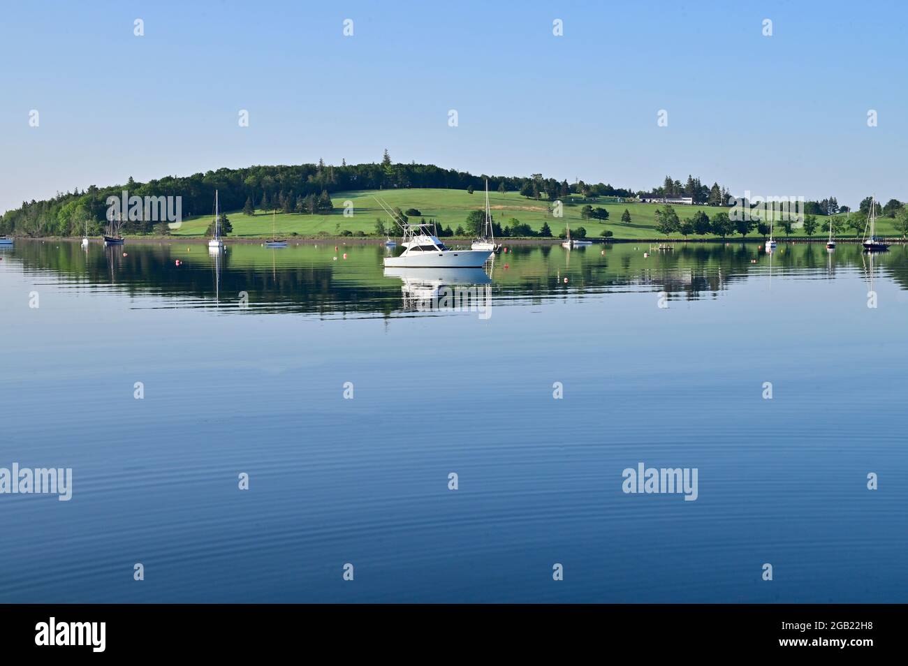 Vue pittoresque en été sur les bateaux de plaisance naviguant au bord du lac Banque D'Images