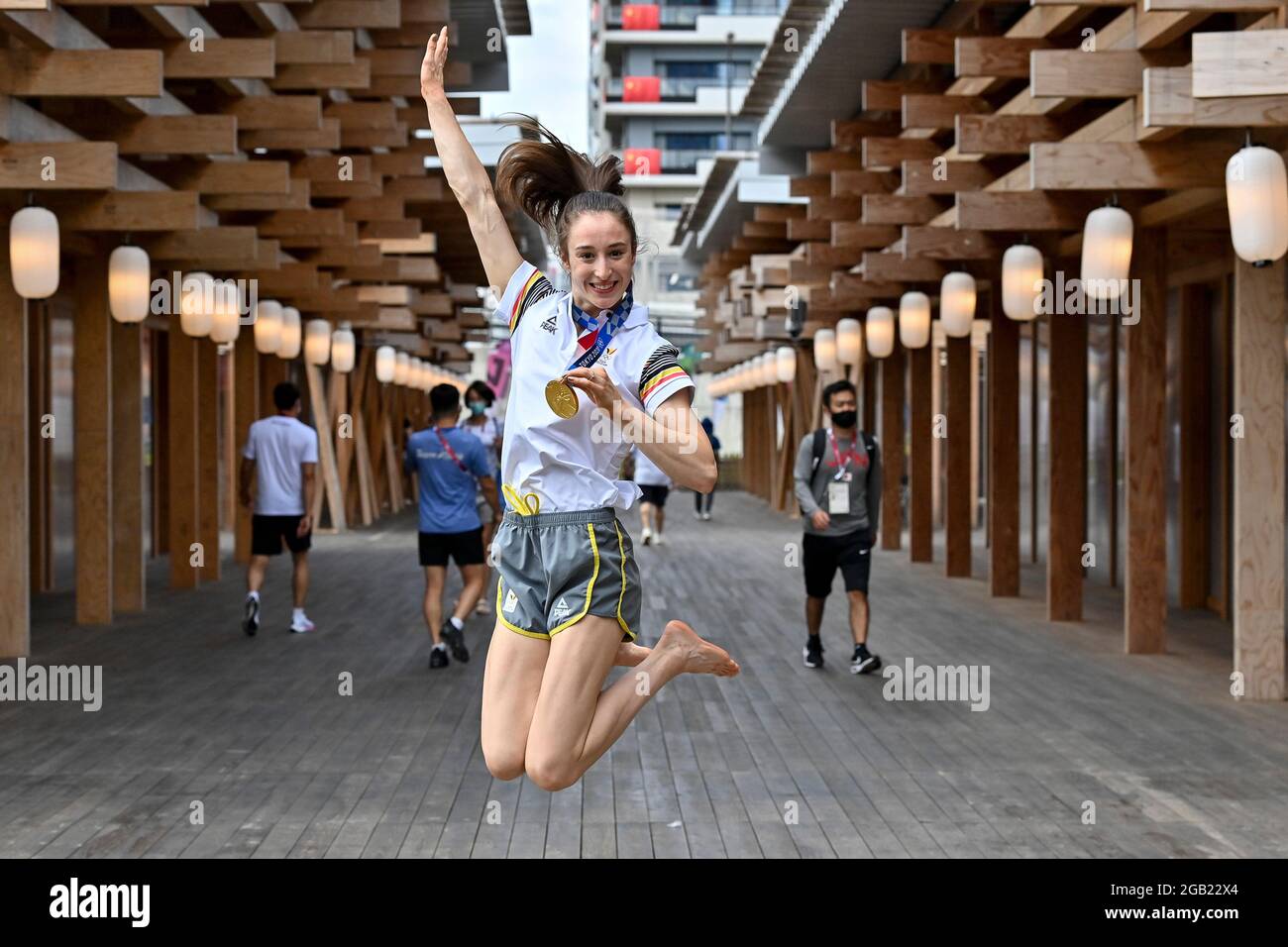 La Belge Nina Derwael pose pour la photographe avec sa médaille d'or le jour 11 des 'Jeux Olympiques de Tokyo 2020' à Tokyo, Japon, le lundi 02 août 20 Banque D'Images