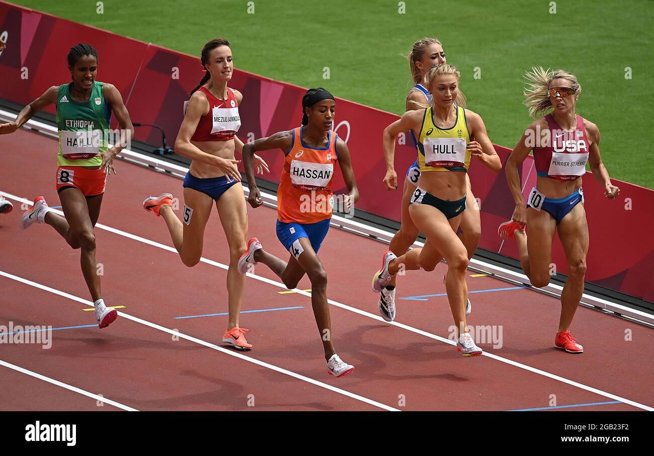 Tokyo, Japon. 2 août 2021. Jessica Hull (2e R) d'Australie et Sifan Hassan (C) des pays-Bas se disputent pendant les épreuves féminines du 1500m aux Jeux Olympiques de Tokyo en 2020, à Tokyo, au Japon, le 2 août 2021. Credit: Jia Yuchen/Xinhua/Alay Live News Banque D'Images