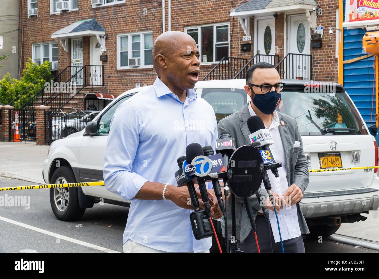 Queens, États-Unis. 1er août 2021. Le candidat démocrate du maire Eric Adams et du membre du Conseil de New York Francisco Moya ont tenu une conférence de presse appelant à une tâche conjointe d'armes à feu et de gangs après les tirs de masse de samedi soir où 10 personnes ont été blessées par balle. (Photo de Steve Sanchez/Pacific Press) Credit: Pacific Press Media production Corp./Alay Live News Banque D'Images