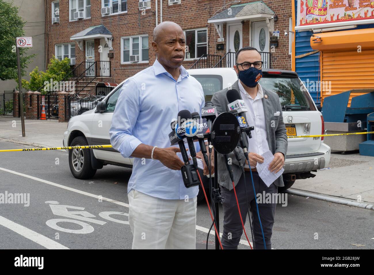 Queens, États-Unis. 1er août 2021. Le candidat démocrate du maire Eric Adams et du membre du Conseil de New York Francisco Moya ont tenu une conférence de presse appelant à une tâche conjointe d'armes à feu et de gangs après les tirs de masse de samedi soir où 10 personnes ont été blessées par balle. (Photo de Steve Sanchez/Pacific Press) Credit: Pacific Press Media production Corp./Alay Live News Banque D'Images