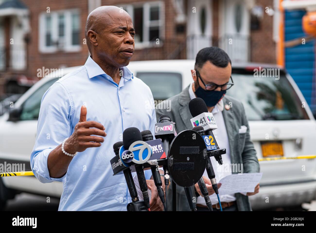Queens, États-Unis. 1er août 2021. Le candidat démocrate du maire Eric Adams et du membre du Conseil de New York Francisco Moya ont tenu une conférence de presse appelant à une tâche conjointe d'armes à feu et de gangs après les tirs de masse de samedi soir où 10 personnes ont été blessées par balle. (Photo de Steve Sanchez/Pacific Press) Credit: Pacific Press Media production Corp./Alay Live News Banque D'Images