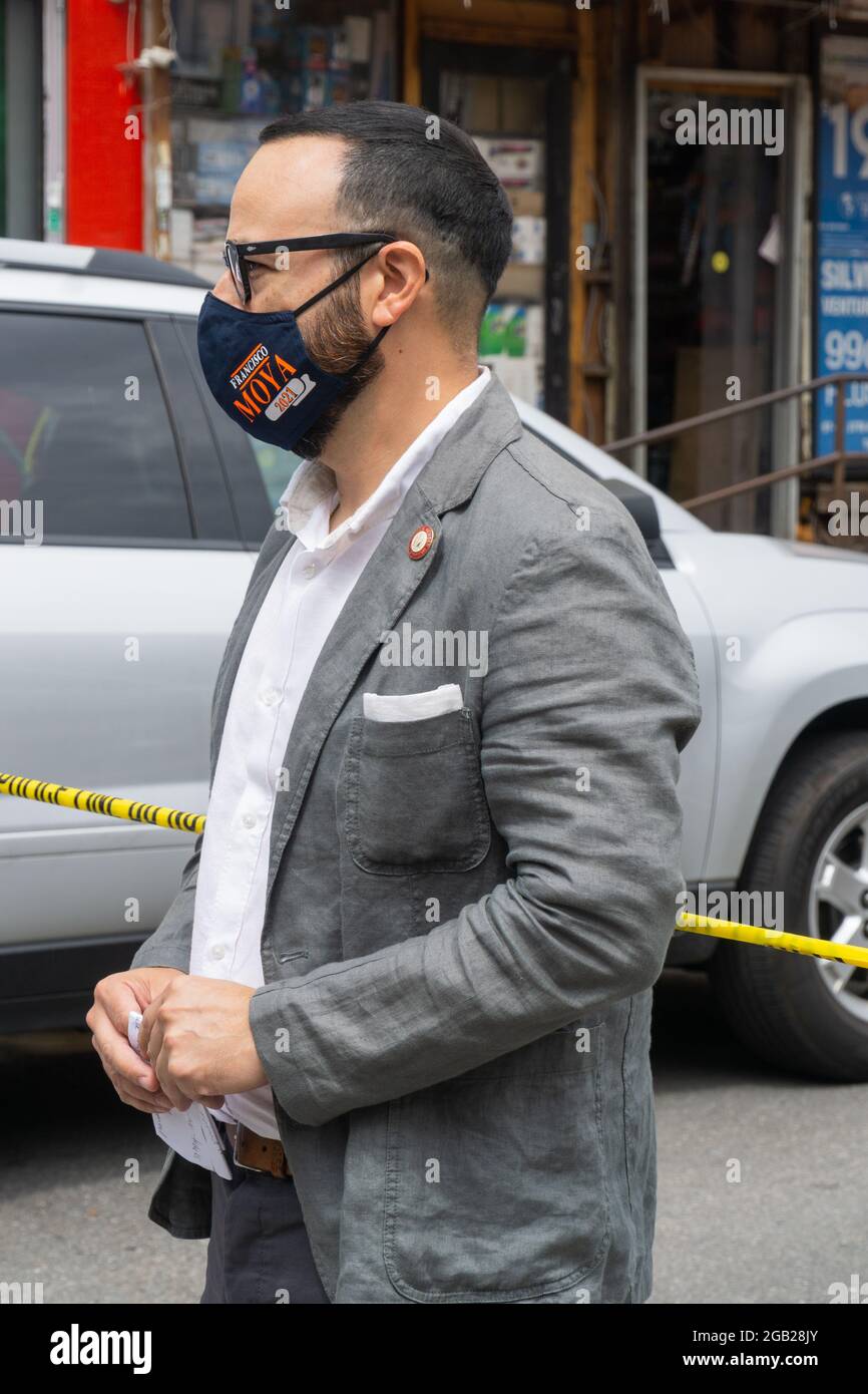 Queens, États-Unis. 1er août 2021. Le candidat démocrate du maire Eric Adams et du membre du Conseil de New York Francisco Moya ont tenu une conférence de presse appelant à une tâche conjointe d'armes à feu et de gangs après les tirs de masse de samedi soir où 10 personnes ont été blessées par balle. (Photo de Steve Sanchez/Pacific Press) Credit: Pacific Press Media production Corp./Alay Live News Banque D'Images