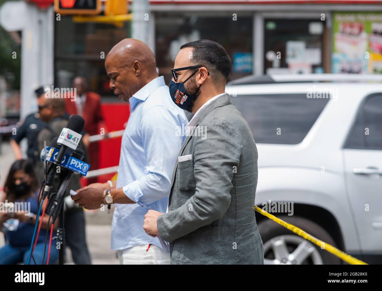 Queens, États-Unis. 1er août 2021. Le candidat démocrate du maire Eric Adams et du membre du Conseil de New York Francisco Moya ont tenu une conférence de presse appelant à une tâche conjointe d'armes à feu et de gangs après les tirs de masse de samedi soir où 10 personnes ont été blessées par balle. (Photo de Steve Sanchez/Pacific Press) Credit: Pacific Press Media production Corp./Alay Live News Banque D'Images