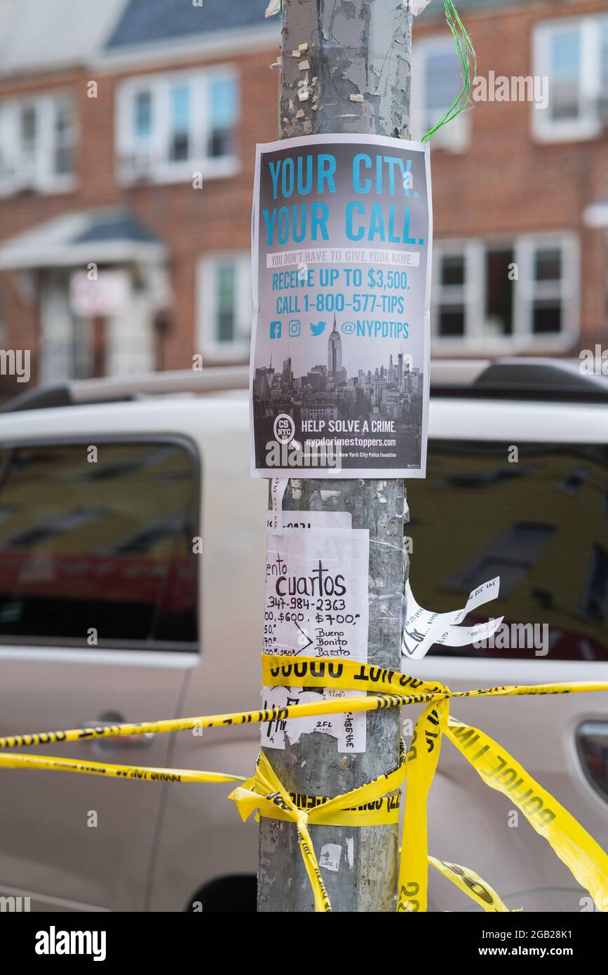 Queens, États-Unis. 1er août 2021. Le candidat démocrate du maire Eric Adams et du membre du Conseil de New York Francisco Moya ont tenu une conférence de presse appelant à une tâche conjointe d'armes à feu et de gangs après les tirs de masse de samedi soir où 10 personnes ont été blessées par balle. (Photo de Steve Sanchez/Pacific Press) Credit: Pacific Press Media production Corp./Alay Live News Banque D'Images