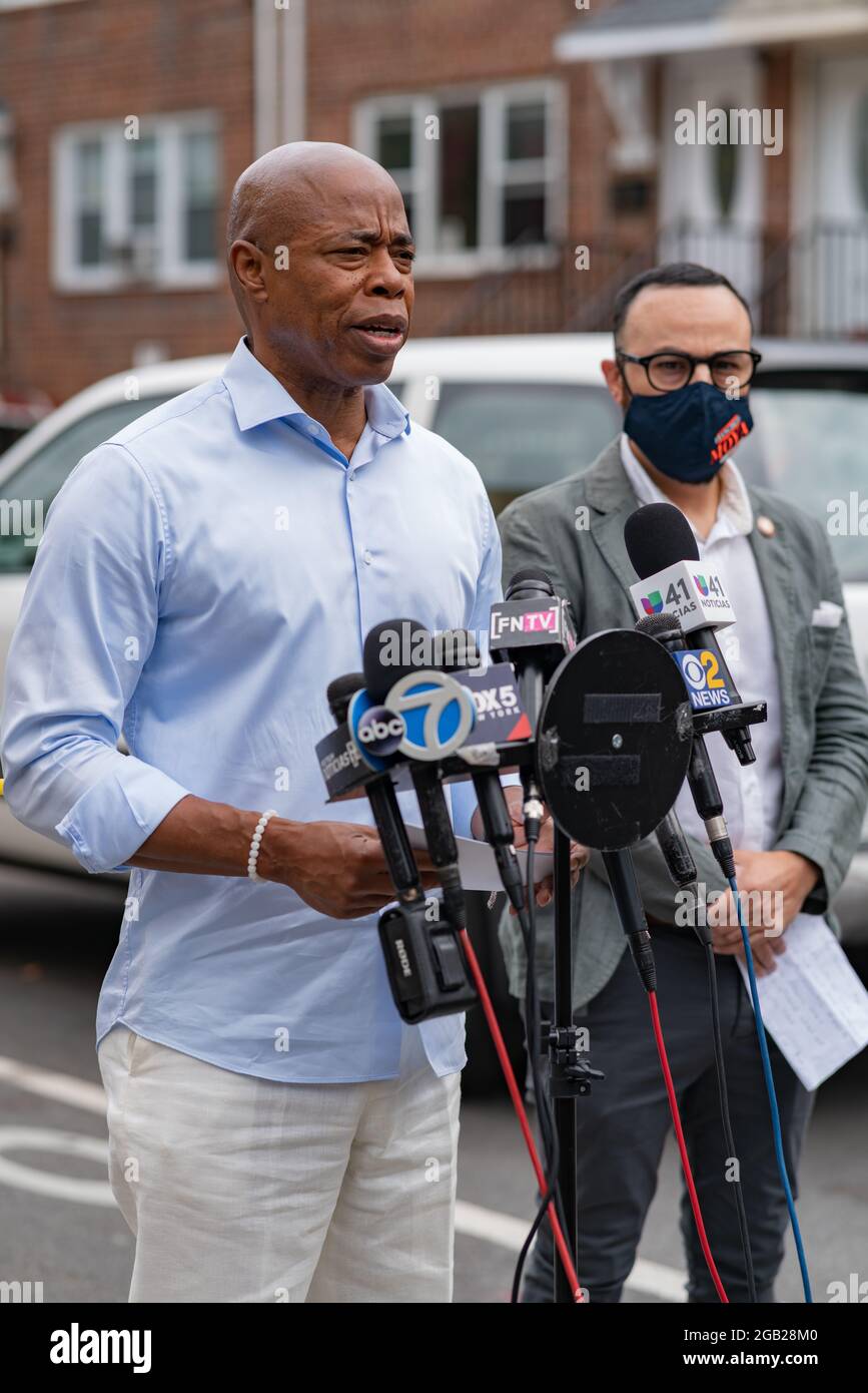 Queens, États-Unis. 1er août 2021. Le candidat démocrate du maire Eric Adams et du membre du Conseil de New York Francisco Moya ont tenu une conférence de presse appelant à une tâche conjointe d'armes à feu et de gangs après les tirs de masse de samedi soir où 10 personnes ont été blessées par balle. (Photo de Steve Sanchez/Pacific Press) Credit: Pacific Press Media production Corp./Alay Live News Banque D'Images