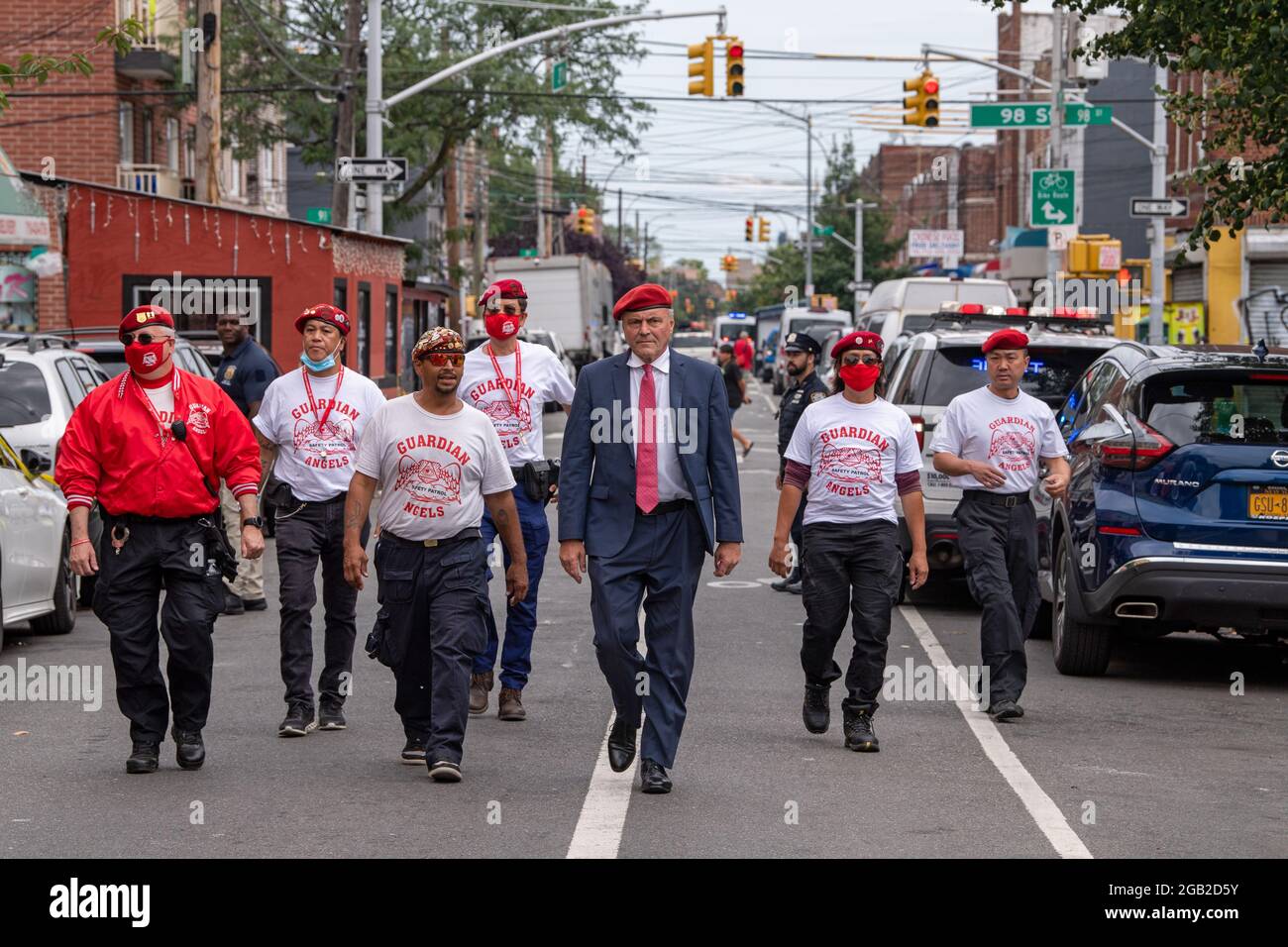 New York, États-Unis. 1er août 2021. Curtis Sliwa, candidat républicain à la mairie de New York, arrive avec des membres des Guardian Angels à New York. Curtis Sliwa, candidat républicain à la mairie de New York City, a tenu une conférence de presse l'après-midi suivant la fusillade nocturne du 31 juillet 2021 liée à des gangs sur 37 Avenue dans le quartier Corona de Queens, qui a blessé au moins 10 personnes pour exiger l'action. Crédit : SOPA Images Limited/Alamy Live News Banque D'Images