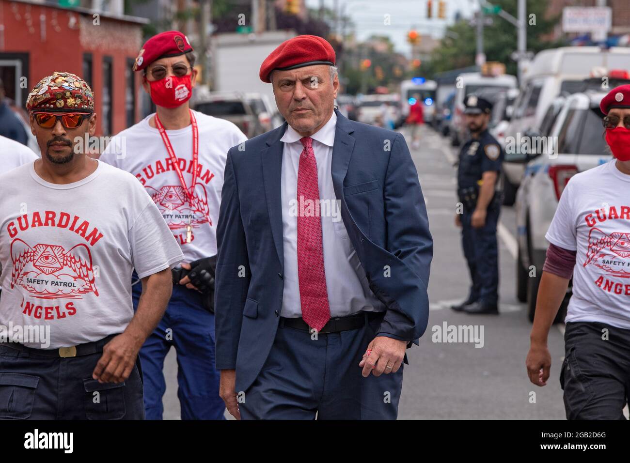 New York, États-Unis. 1er août 2021. Curtis Sliwa, candidat républicain à la mairie de New York, arrive avec des membres des Guardian Angels à New York. Curtis Sliwa, candidat républicain à la mairie de New York City, a tenu une conférence de presse l'après-midi suivant la fusillade nocturne du 31 juillet 2021 liée à des gangs sur 37 Avenue dans le quartier Corona de Queens, qui a blessé au moins 10 personnes pour exiger l'action. Crédit : SOPA Images Limited/Alamy Live News Banque D'Images