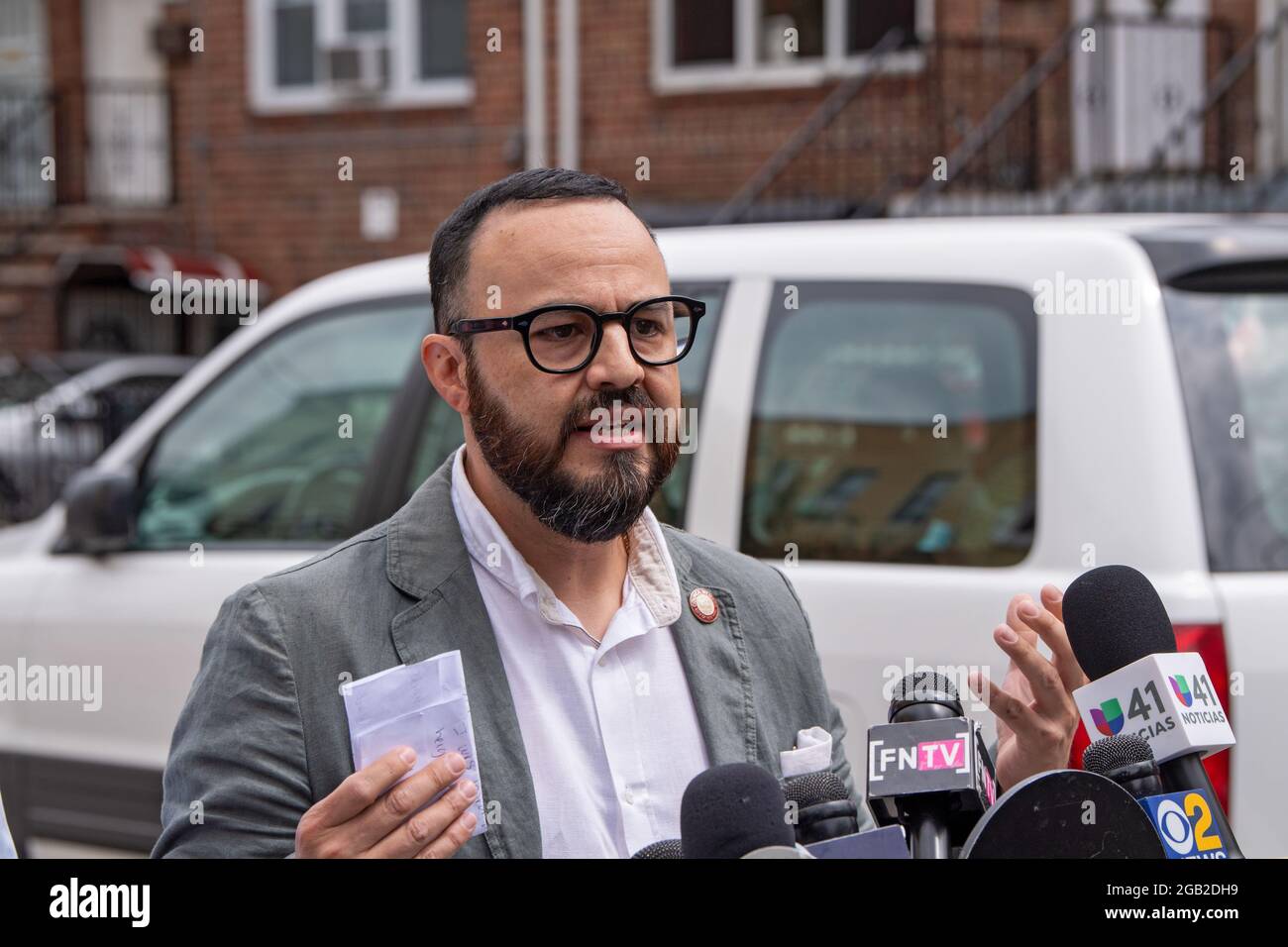 New York, États-Unis. 1er août 2021. Francisco Moya, membre du Conseil, prend la parole lors d'une conférence de presse à New York. Le candidat démocrate mayonnaise de la ville de New York et le président du quartier de Brooklyn, Eric Adams, et le membre du Conseil, Francisco Moya, ont tenu une conférence de presse l'après-midi suivant le 31 juillet. 2021 fusillade nocturne liée à des gangs sur 37 Avenue dans le quartier Corona de Queens qui a blessé au moins 10 personnes pour exiger une intervention. (Photo par Ron Adar/SOPA Images/Sipa USA) crédit: SIPA USA/Alay Live News Banque D'Images