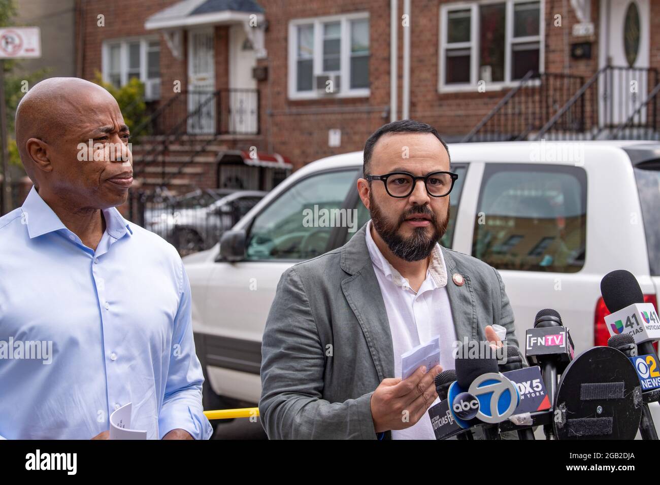 New York, États-Unis. 1er août 2021. Francisco Moya, membre du Conseil, prend la parole lors d'une conférence de presse à New York. Le candidat démocrate mayonnaise de la ville de New York et le président du quartier de Brooklyn, Eric Adams, et le membre du Conseil, Francisco Moya, ont tenu une conférence de presse l'après-midi suivant le 31 juillet. 2021 fusillade nocturne liée à des gangs sur 37 Avenue dans le quartier Corona de Queens qui a blessé au moins 10 personnes pour exiger une intervention. (Photo par Ron Adar/SOPA Images/Sipa USA) crédit: SIPA USA/Alay Live News Banque D'Images