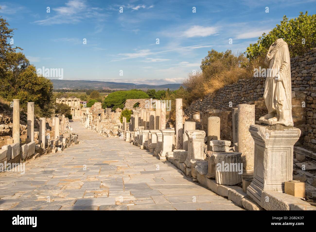 Rue historique de Curetes dans la ville antique d'Éphèse par beau temps à Selcuk, Turquie Banque D'Images