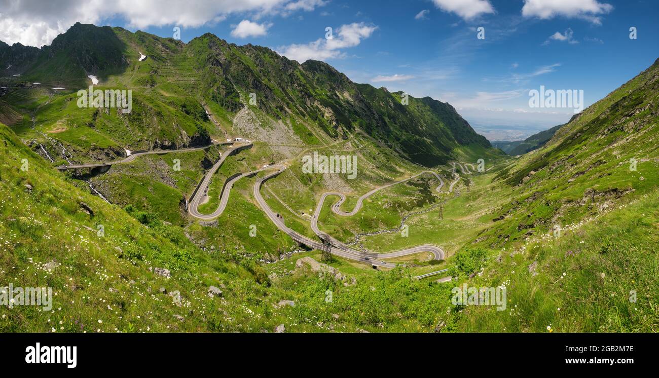 Grand panorama de la route Transfagarasan en été, Roumanie Banque D'Images