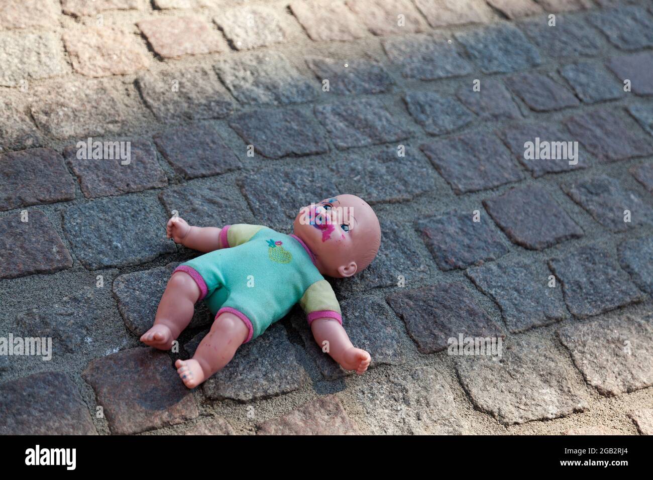 poupée créepeuse et méchante couchée sur le sol Banque D'Images