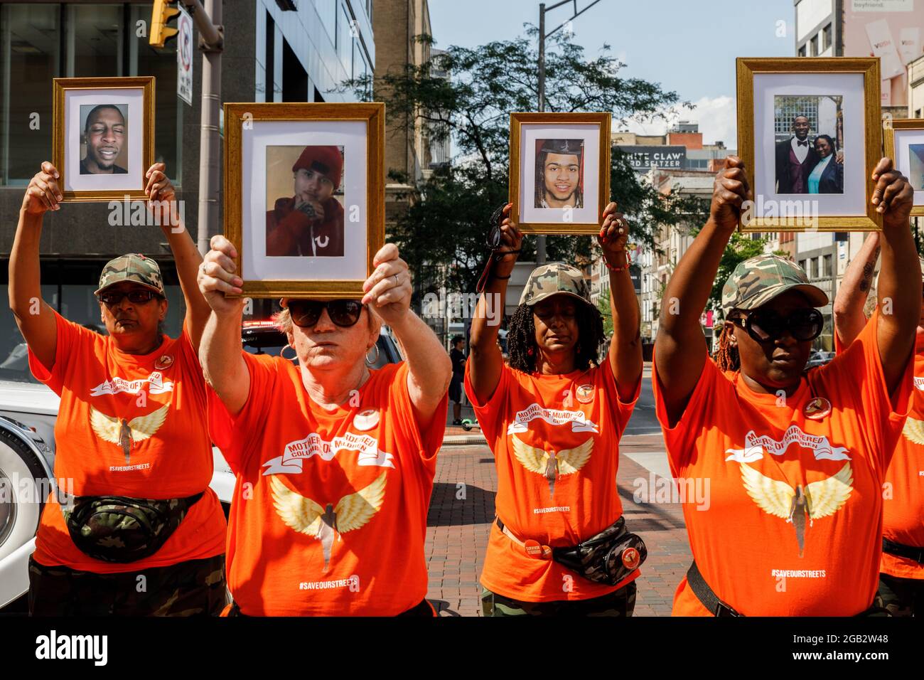 Les mères des enfants de Columbus assassinés se tiennent à l'intersection de High Street et Broad Street tout en tenant des photos de leurs enfants décédés. En réaction à la montée de la violence depuis 2020 Malissa Thomas-St. Clair, mère d'un fils assassiné, Anthony Thomas-St. Clair, a fondé Mothers of Hained Columbus Children (MOMCC), un groupe anti-violence cherchant à mettre fin au crime violent à Columbus, Ohio. La MOMCC a dirigé l'effort pour une marche et un rassemblement anti-violence dans le centre de l'Ohio à l'hôtel de ville, mettant en vedette de nombreuses autres mères qui ont perdu des enfants à cause de la violence, l'initiative de cessez-le-feu dirigée par Al Edmondson et bien d'autres Banque D'Images