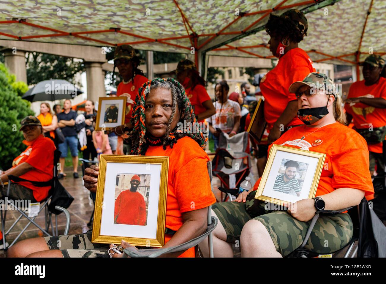 Mari White, 56 ans, de Steubenville, Ohio, est assis avec une photo de son fils Jaron Armstrong, qui a été tué en 2005 à l'âge de 24 ans. White fait partie de Mothers of Hained Columbus Children, une organisation anti-violence qui organise un rassemblement et une marche pour arrêter toute nouvelle violence à Columbus, Ohio. En réaction à la montée de la violence depuis 2020 Malissa Thomas-St. Clair, mère d'un fils assassiné, Anthony Thomas-St. Clair, a fondé Mothers of Hained Columbus Children (MOMCC), un groupe anti-violence cherchant à mettre fin au crime violent à Columbus, Ohio. MOMCC a dirigé l'effort pour un Marc anti-violence du centre de l'Ohio Banque D'Images