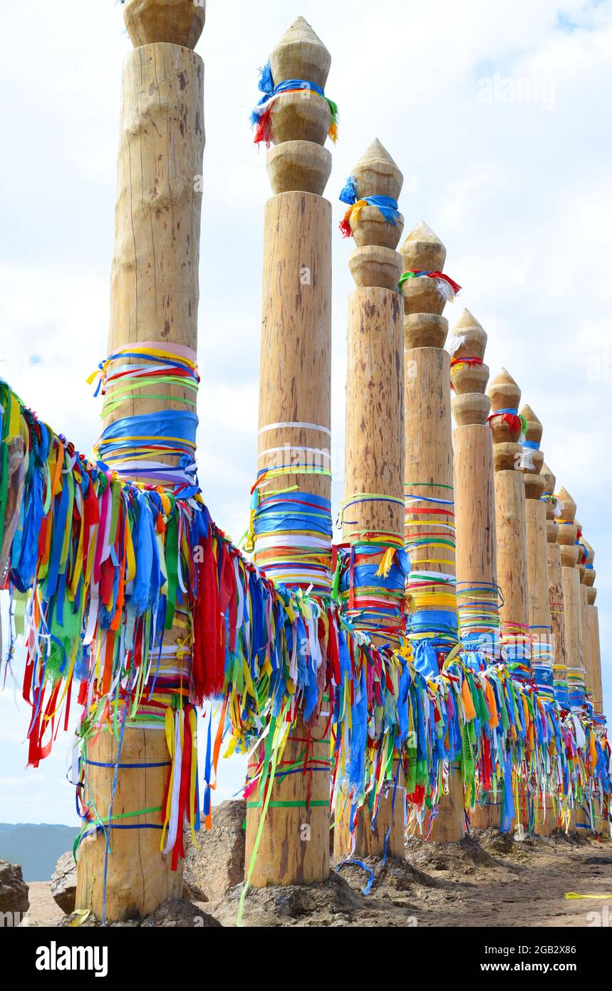 Hitching postes avec des rubans de la religion chamanisme à Khuzhir, île Olkhon. Banque D'Images