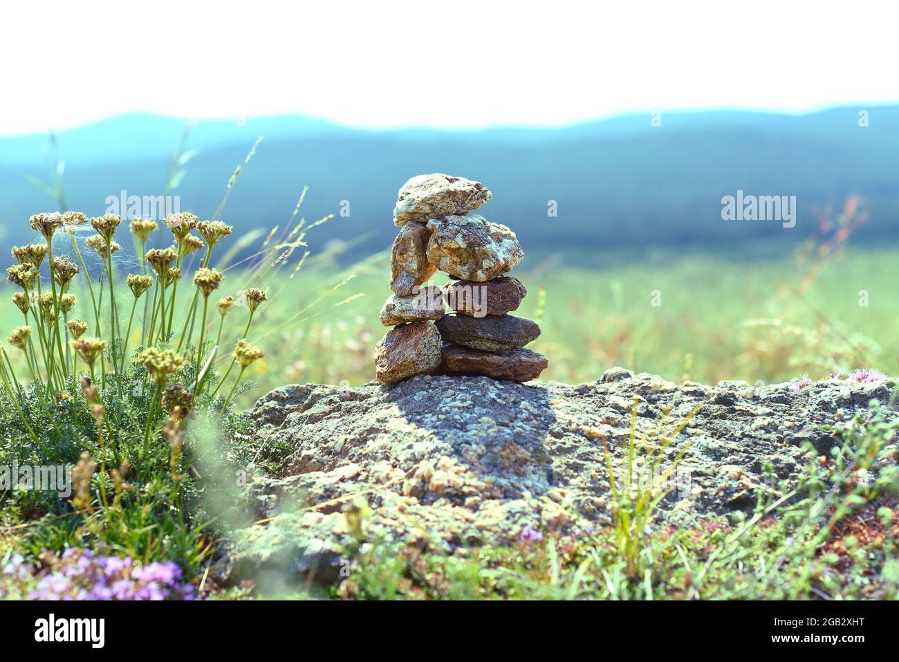 Rock balancing comme symbole de religion de chamanisme dans l'île d'Olkhon, en Russie Banque D'Images