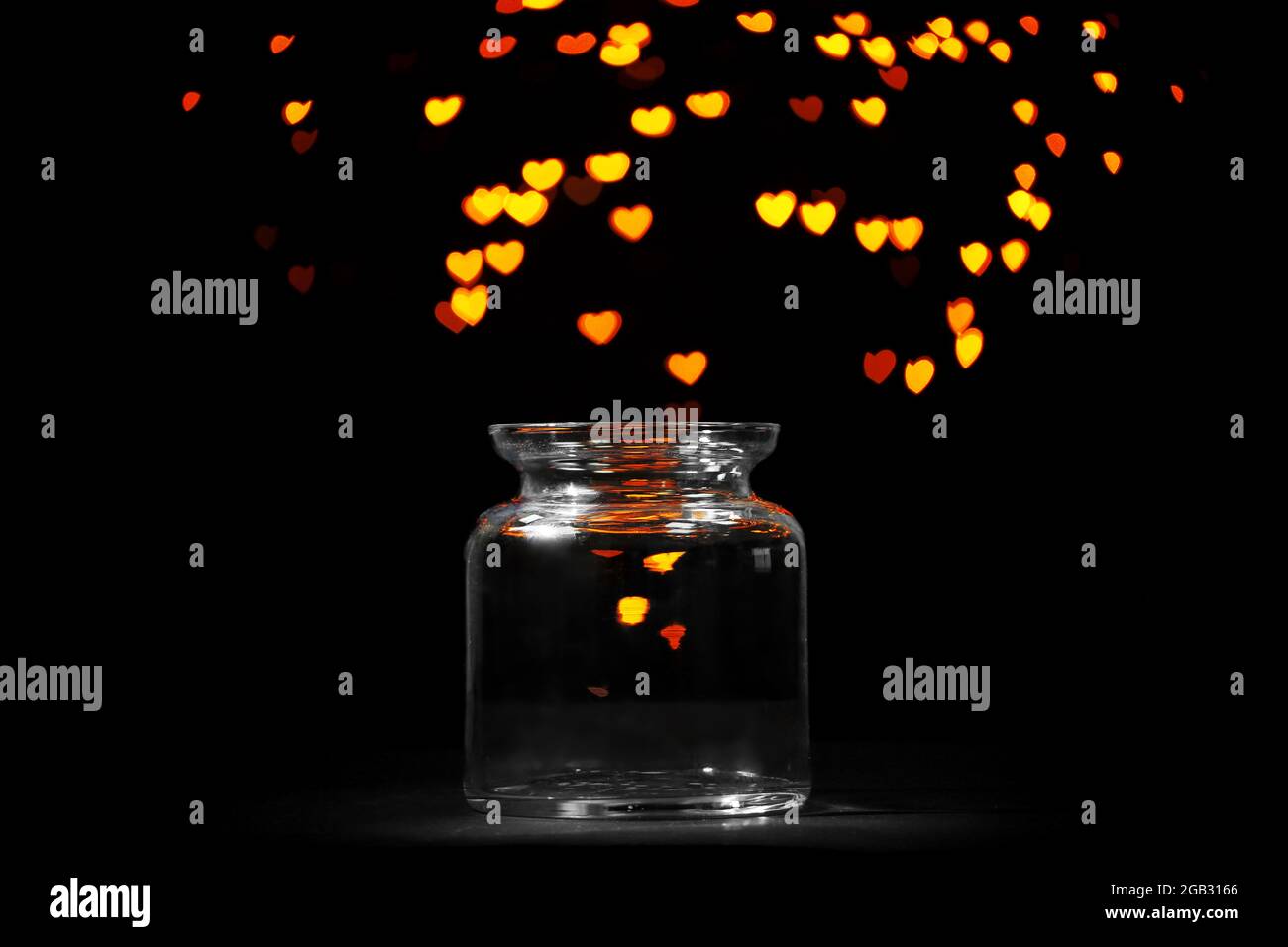 Miracle de l'amour de la bocal de verre sur fond noir Photo Stock - Alamy