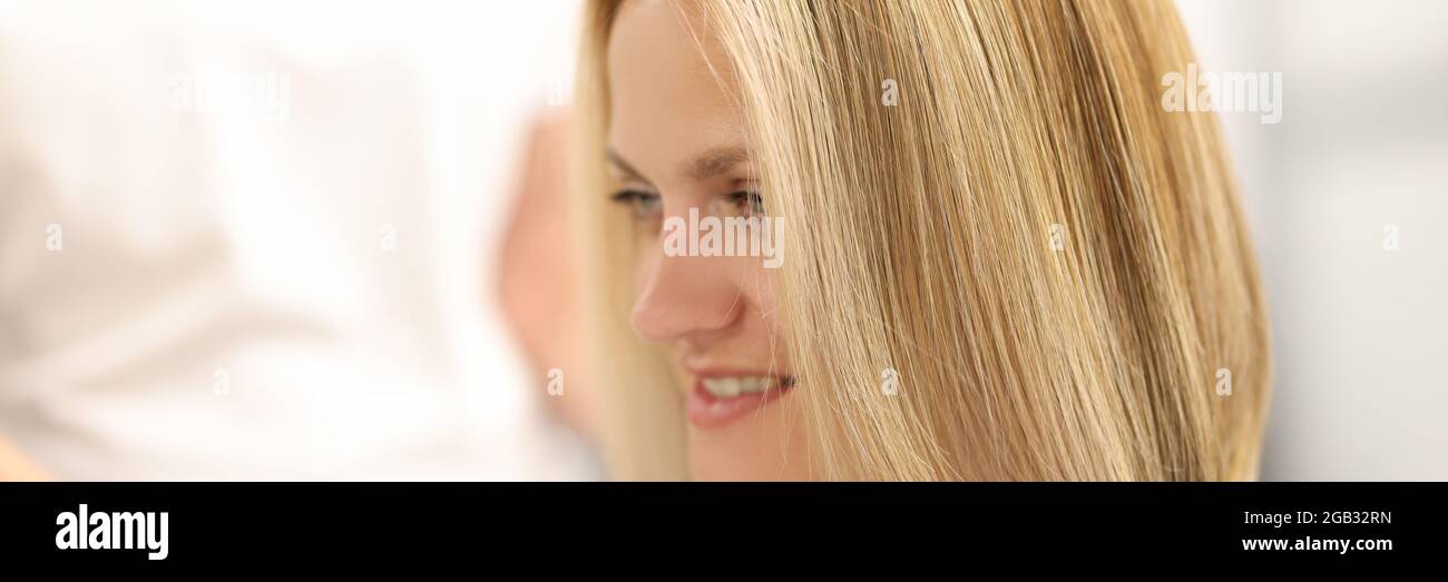 Portrait de femme avec nouvelle coupe de cheveux et coloration de cheveux dedans salon de beauté Banque D'Images