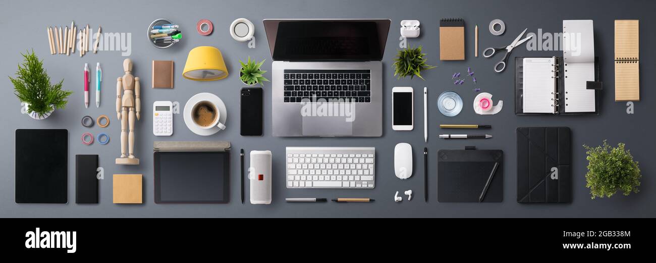 Plan de travail avec vue sur le dessus, bureau, espace de travail avec ordinateur portable sur fond gris. Banque D'Images