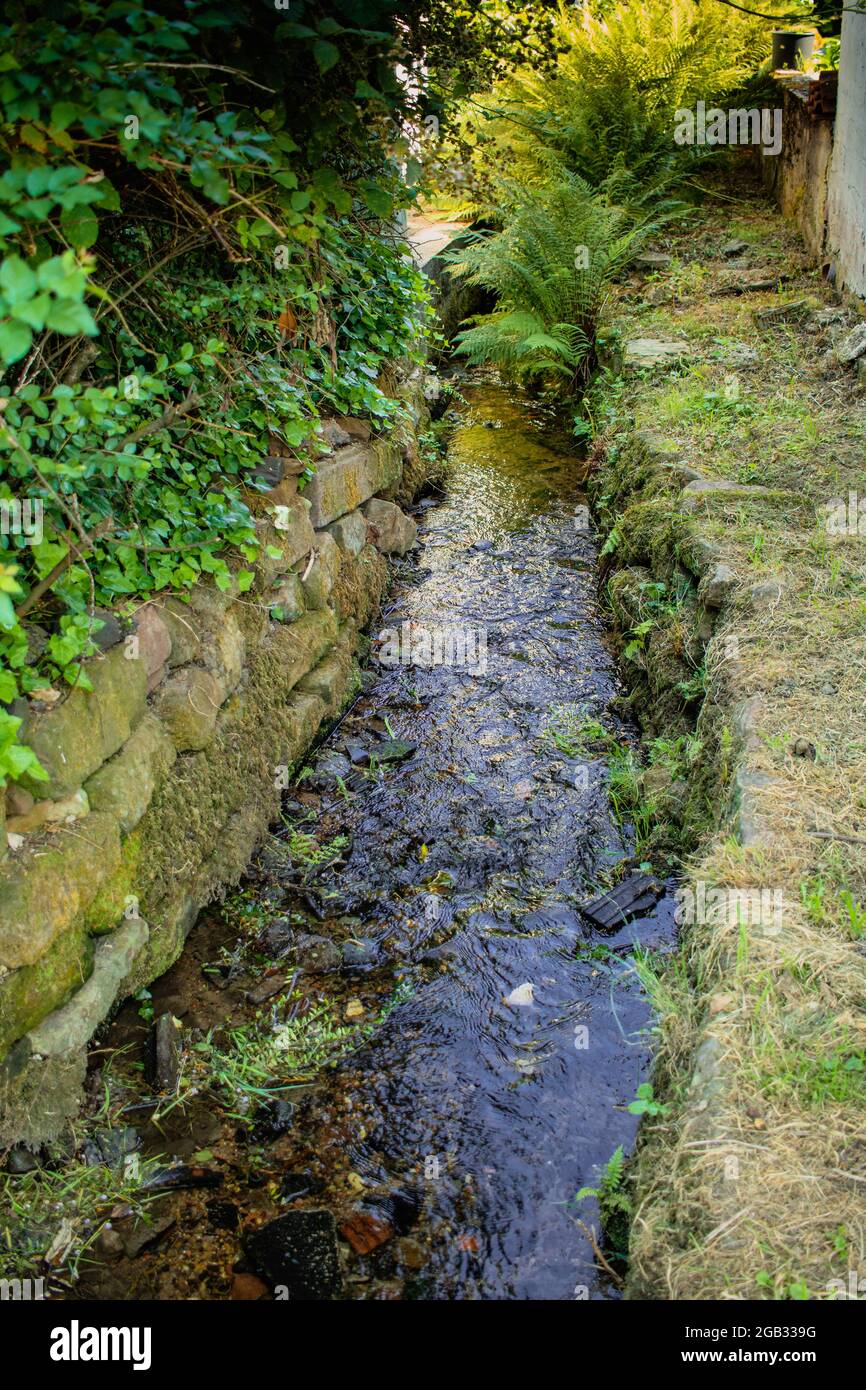 petit ruisseau canalisé comme mesure de protection contre les inondations dans un village du sud de l'allemagne Banque D'Images