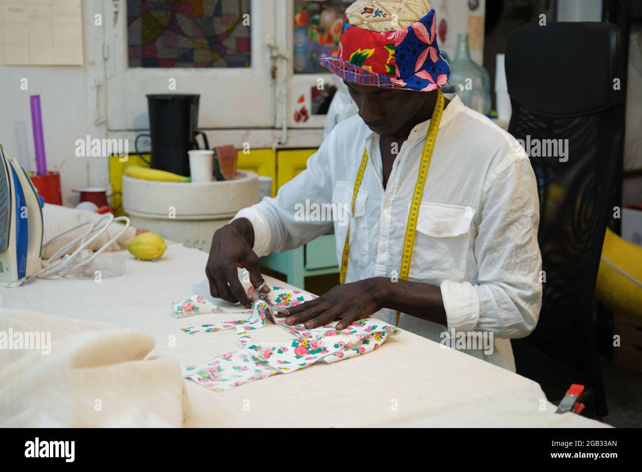 Un tissu de coupe sur mesure africain dans son atelier de couture Photo Stock Alamy